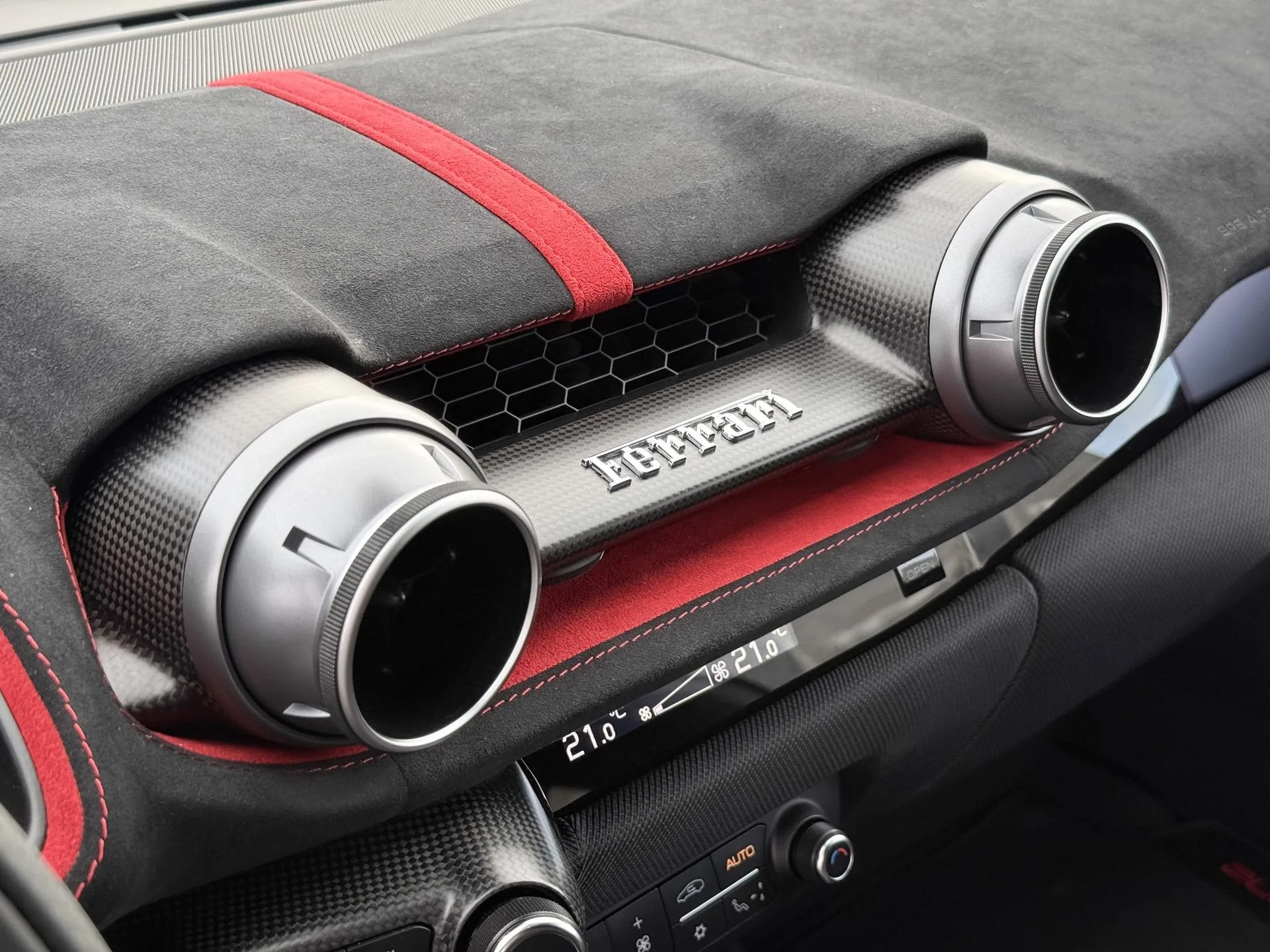 2023 Ferrari 812 Competizione, 21/22