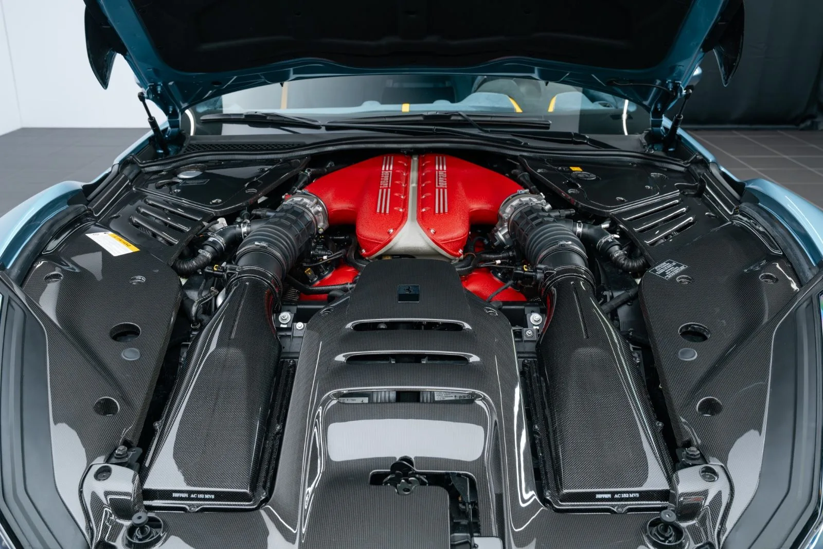 2023 Ferrari 812 Competizione, 13/30