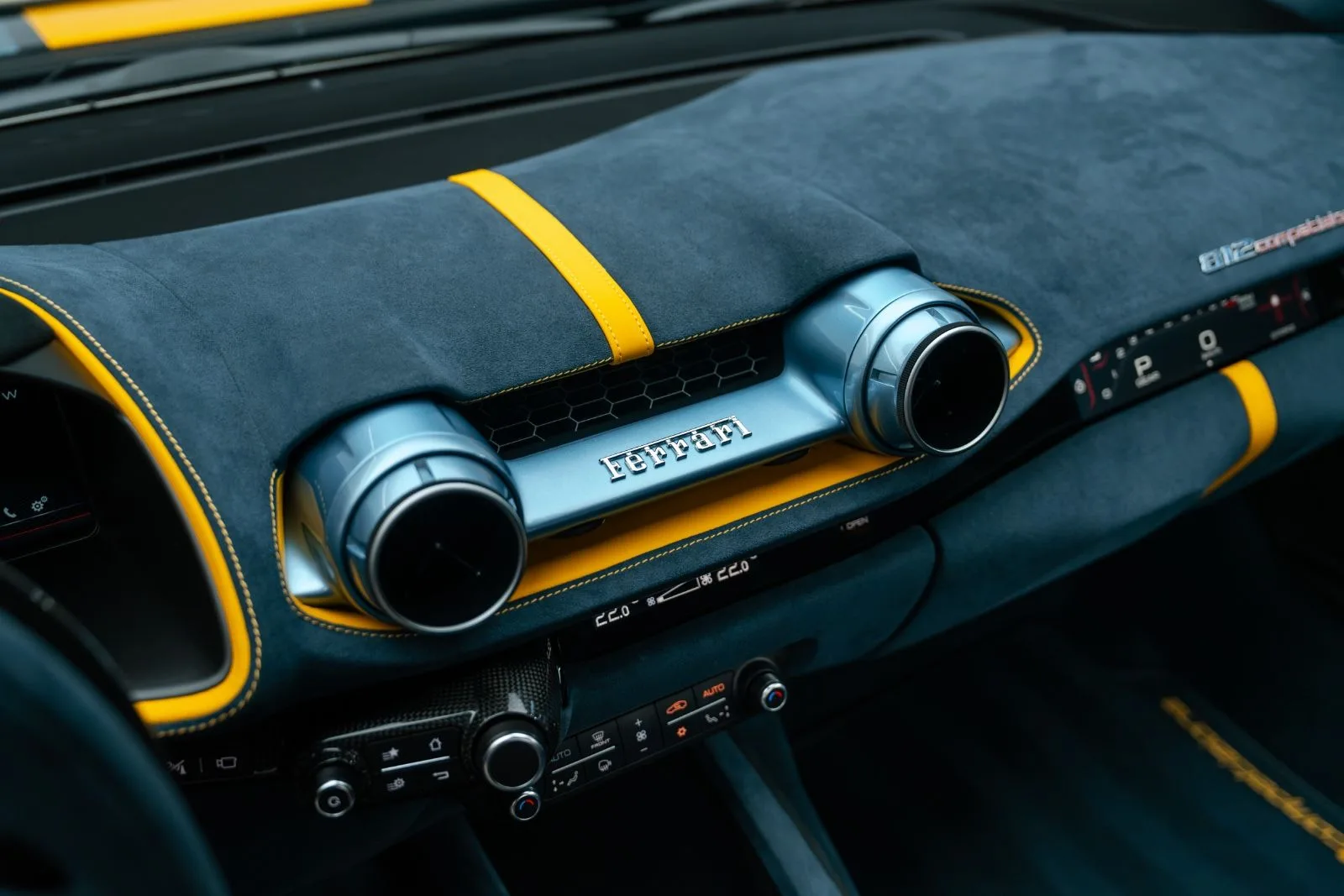2023 Ferrari 812 Competizione, 19/30