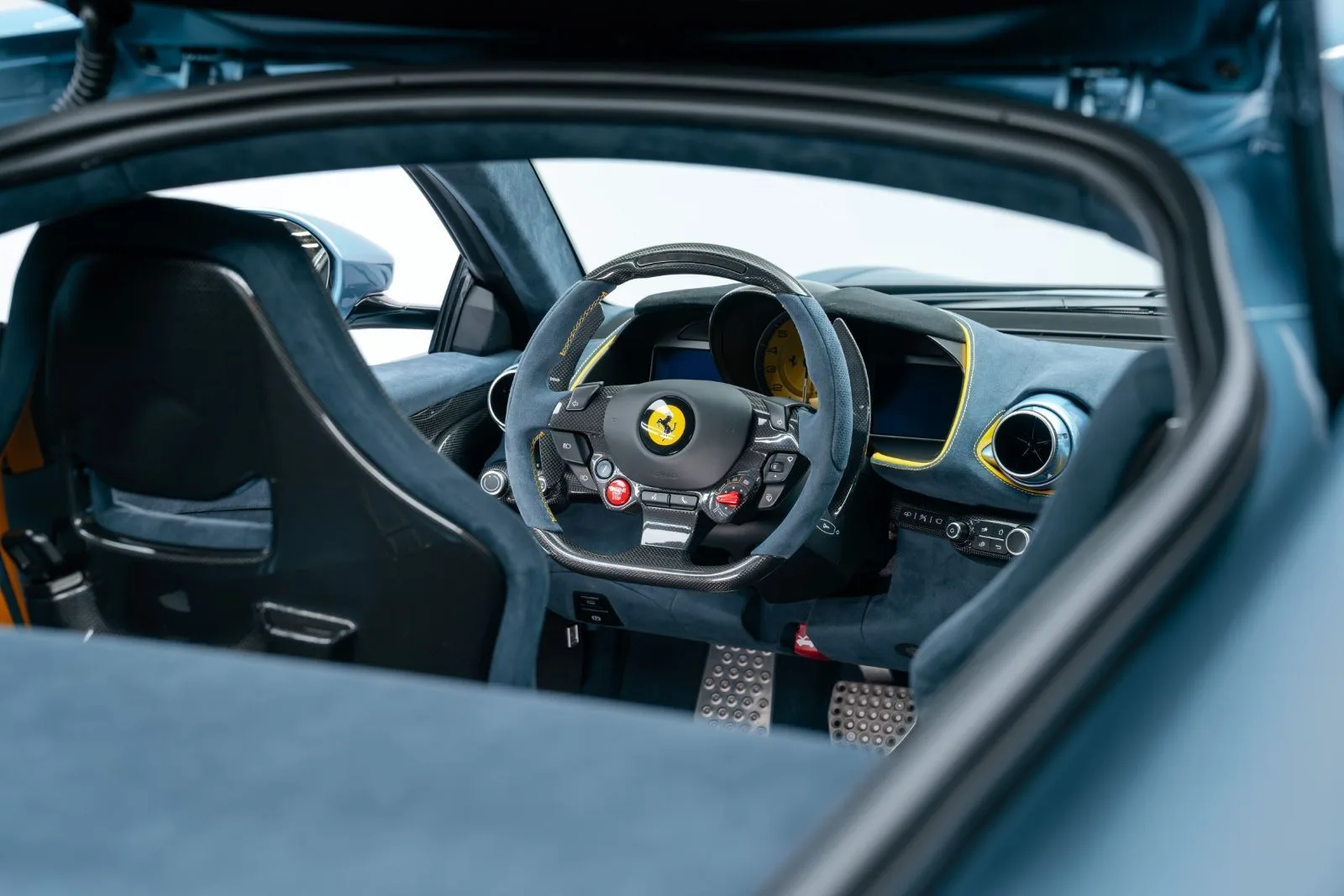 2023 Ferrari 812 Competizione, 27/30