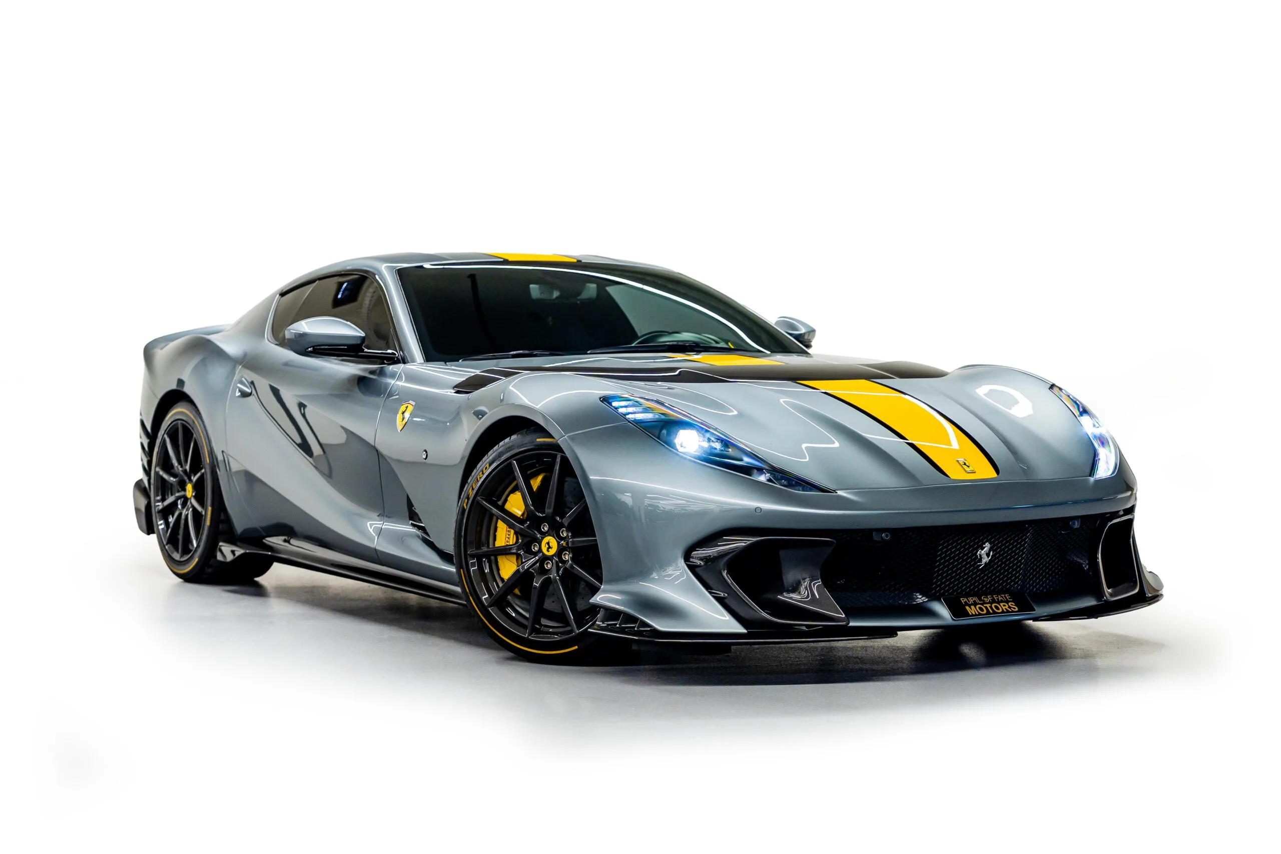 2023 Ferrari 812 Competizione proposée par un concessionnaire spécialisé à Dubaï, Émirats arabes unis, photo principale
