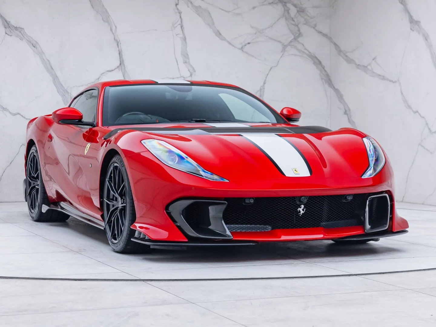 2023 Ferrari 812 Competizione proposta da un concessionario specializzato a Banstead, Regno Unito, foto principale