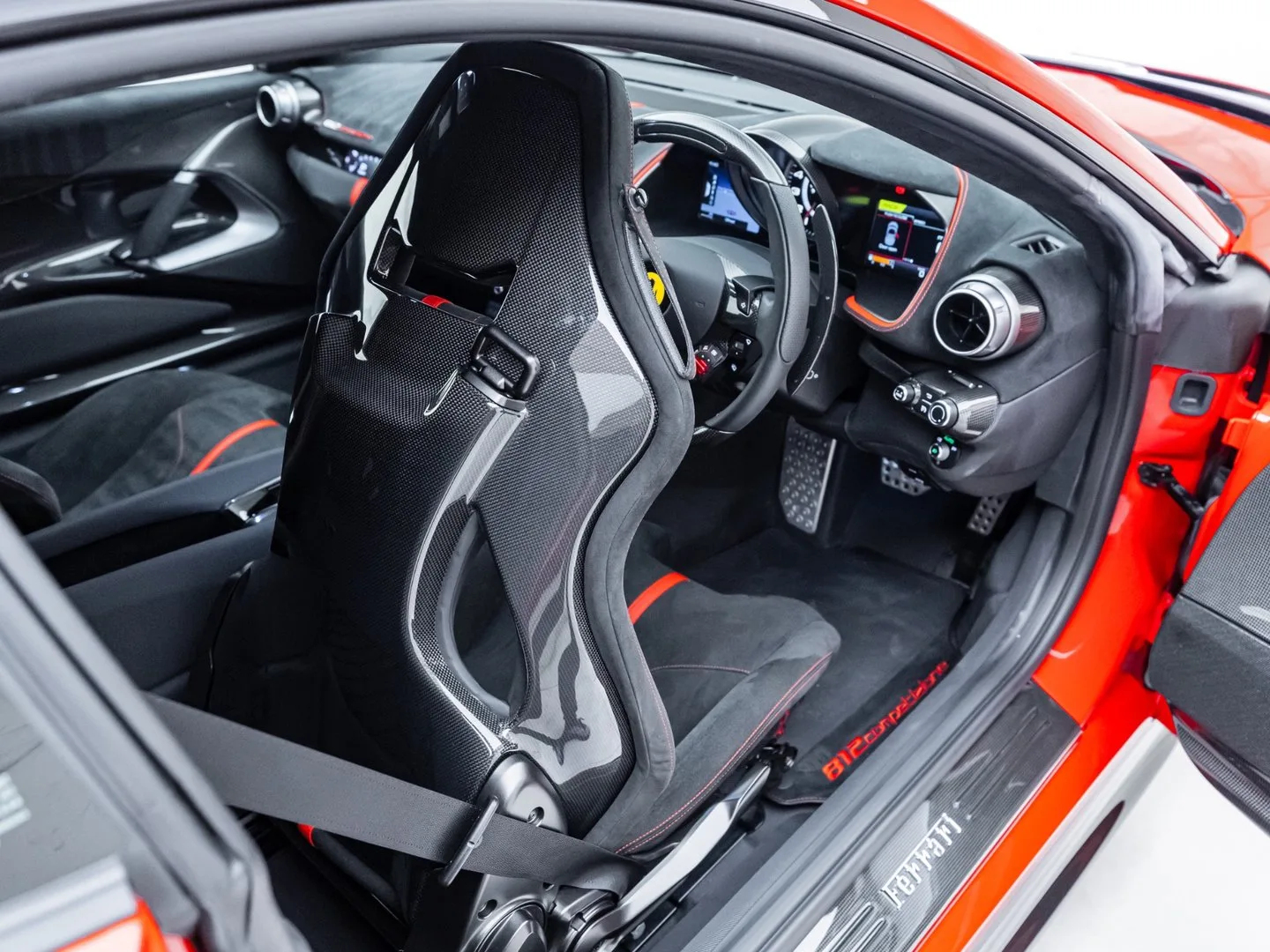 2023 Ferrari 812 Competizione, 27/30