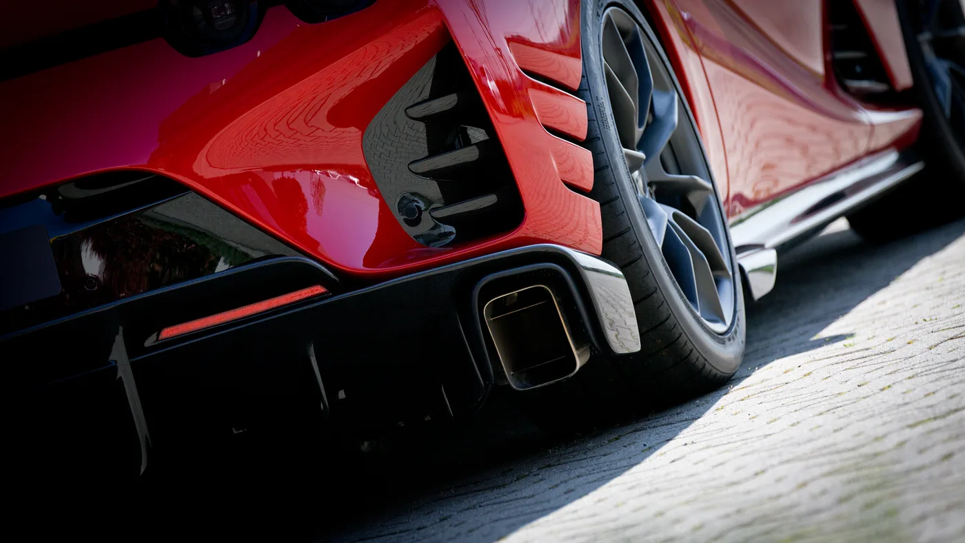 2023 Ferrari 812 Competizione offered by a specialist dealer in Cologne, Germany, photo 16 of 25