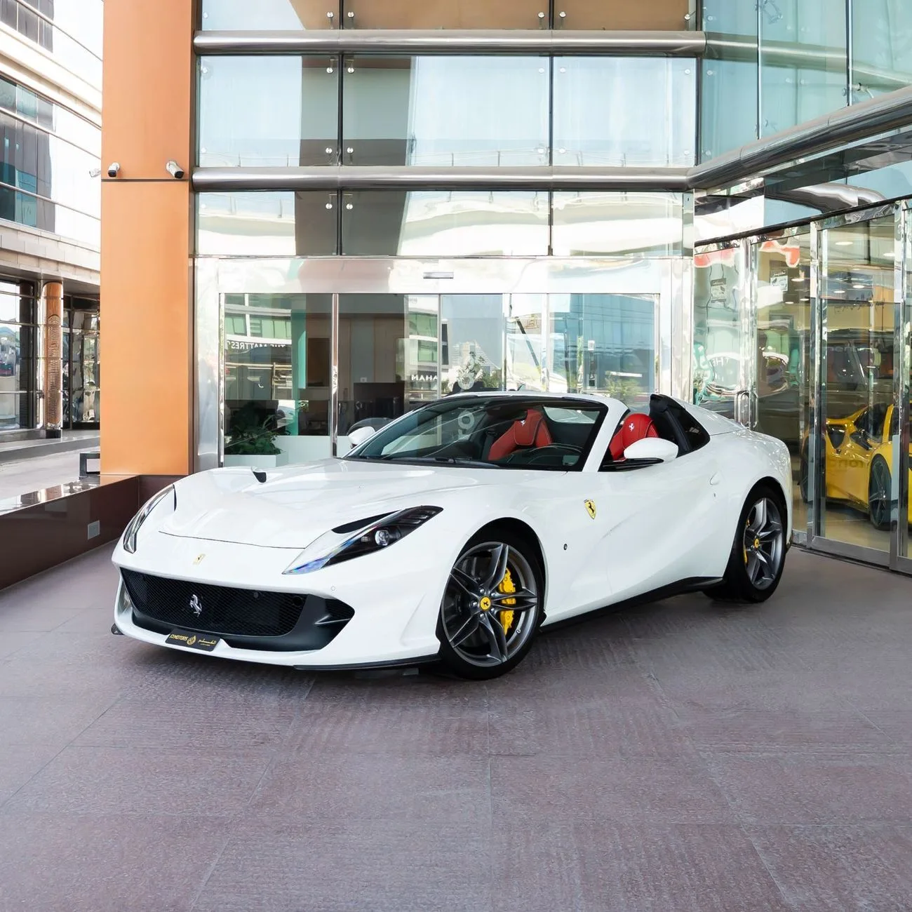 2023 Ferrari 812 GTS angeboten von einem Fachhändler in Dubai, Vereinigte Arabische Emirate, Hauptfoto