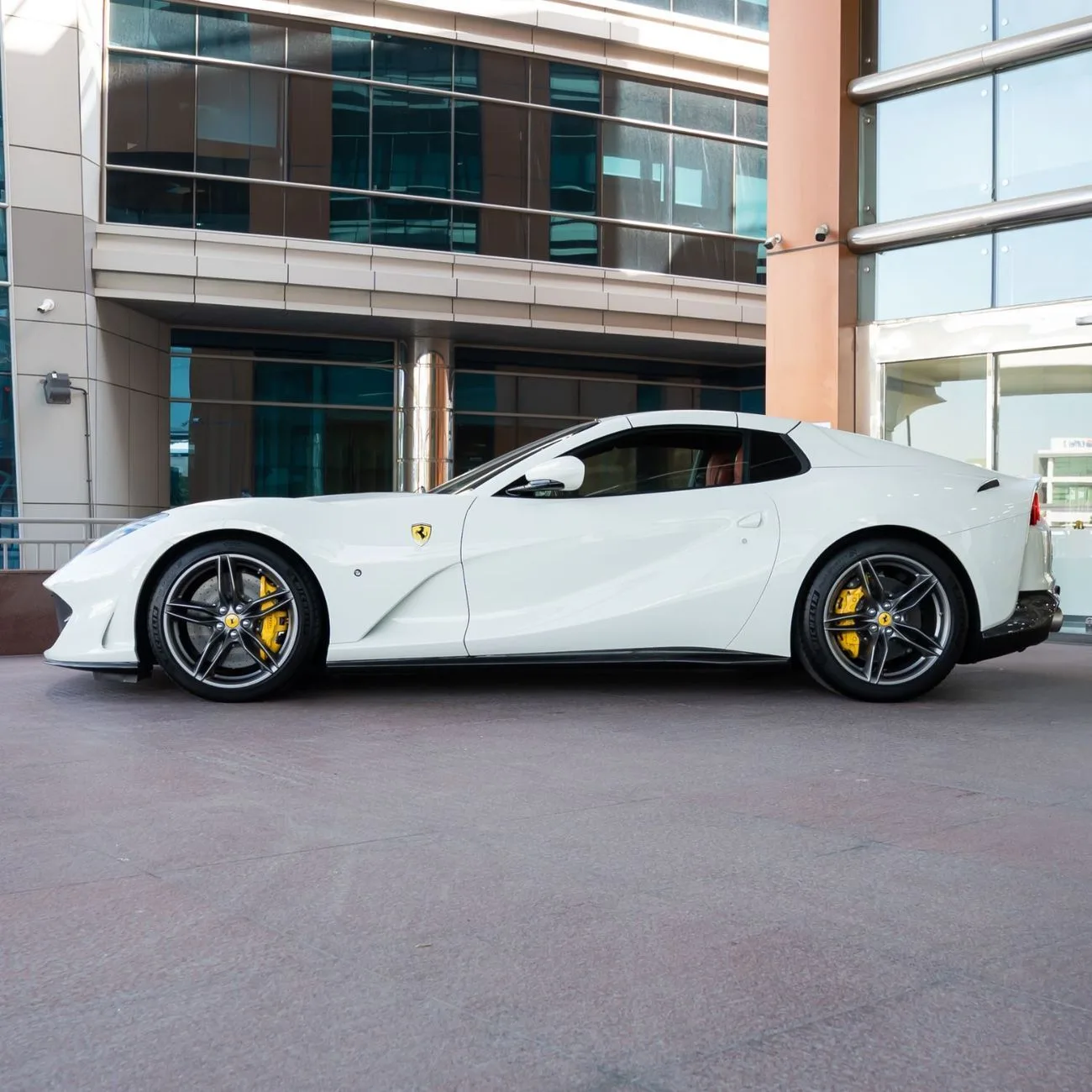 2023 Ferrari 812 GTS angeboten von einem Fachhändler in Dubai, Vereinigte Arabische Emirate, Foto 6 von 20