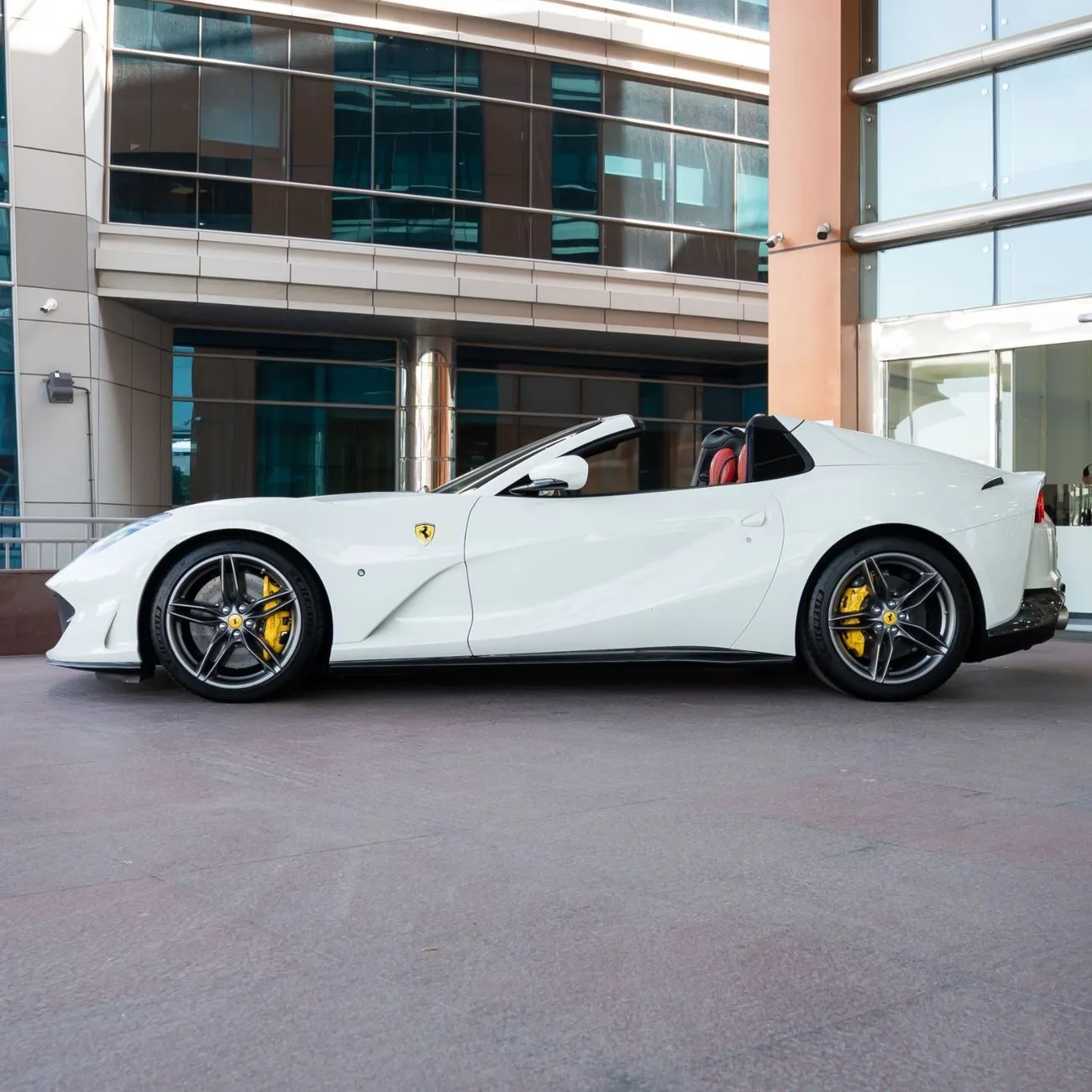 2023 Ferrari 812 GTS angeboten von einem Fachhändler in Dubai, Vereinigte Arabische Emirate, Foto 9 von 20