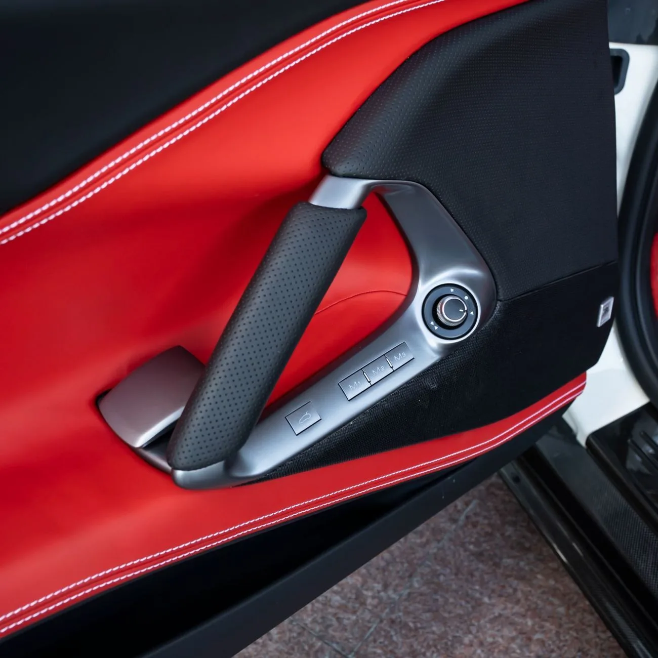 2023 Ferrari 812 GTS angeboten von einem Fachhändler in Dubai, Vereinigte Arabische Emirate, Foto 11 von 20