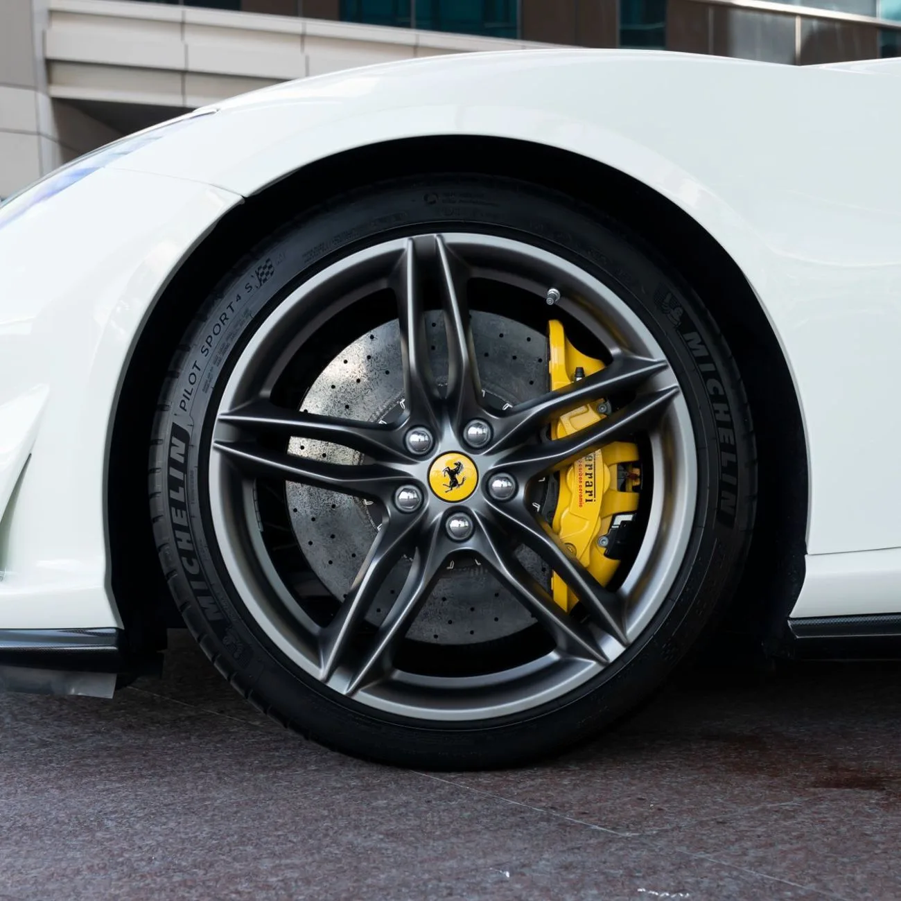 2023 Ferrari 812 GTS angeboten von einem Fachhändler in Dubai, Vereinigte Arabische Emirate, Foto 20 von 20