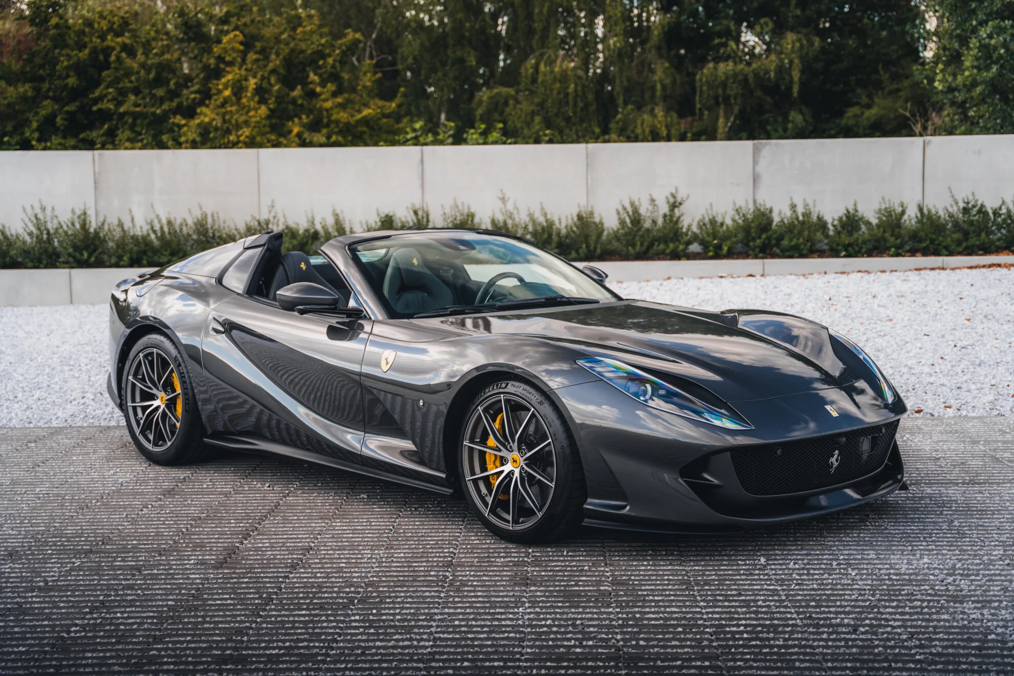 2023 Ferrari 812 GTS angeboten von einem Fachhändler in Harelbeke, Belgien, Hauptfoto