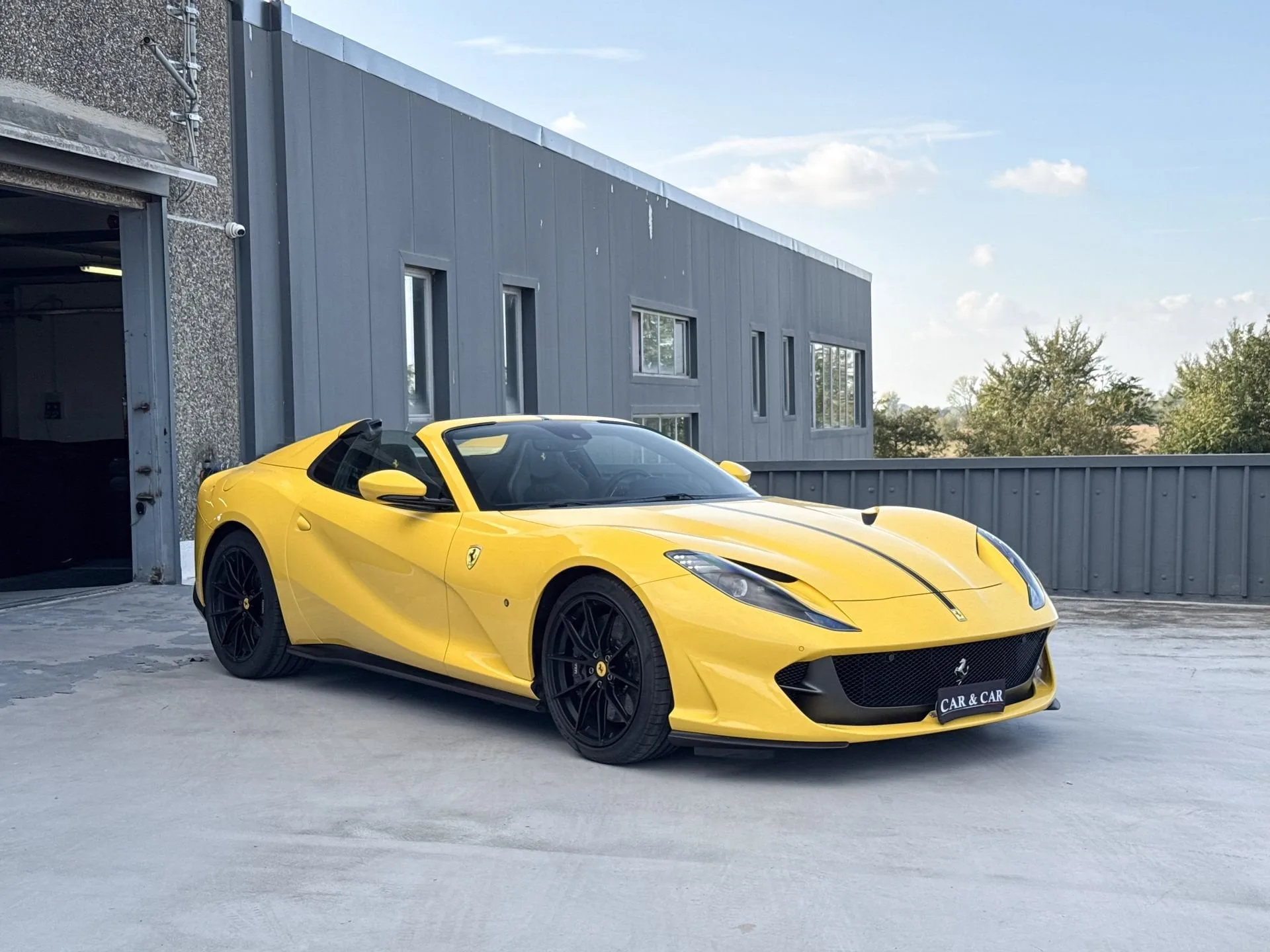 2023 Ferrari 812 GTS angeboten von einem Fachhändler in Zibido San Giacomo, Italien, Hauptfoto