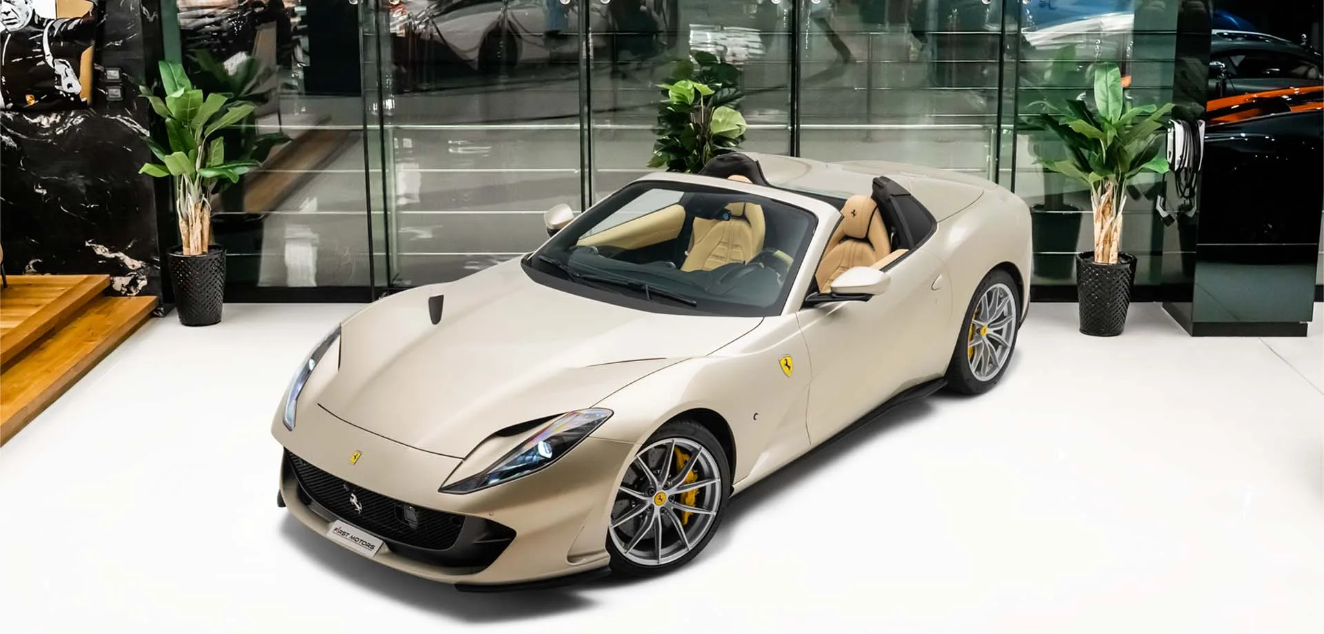 2023 Ferrari 812 GTS proposta da un concessionario specializzato a Dubai, Emirati Arabi Uniti, foto principale