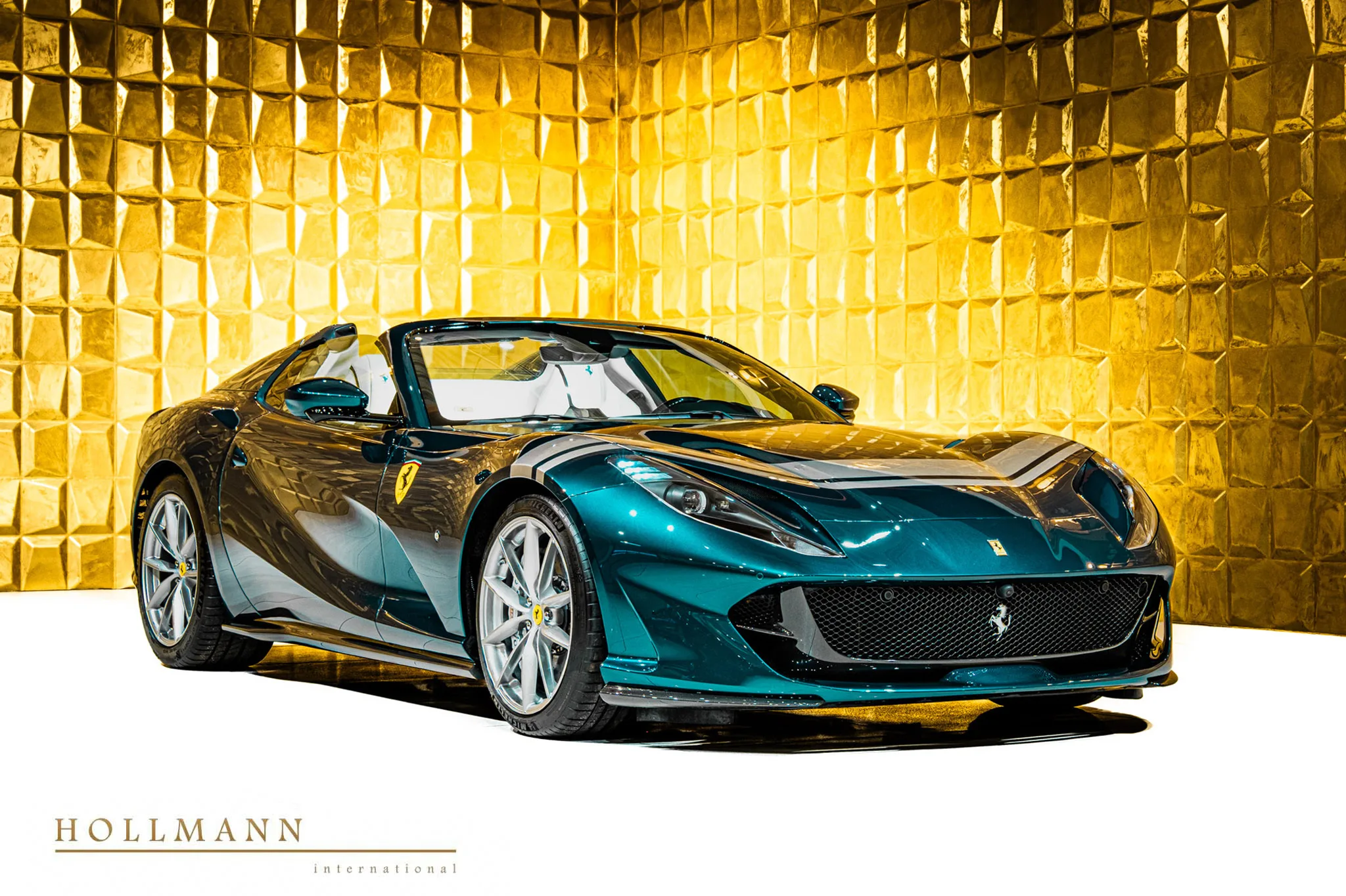 2023 Ferrari 812 GTS proposée par un concessionnaire spécialisé à Stuhr, Allemagne, photo principale