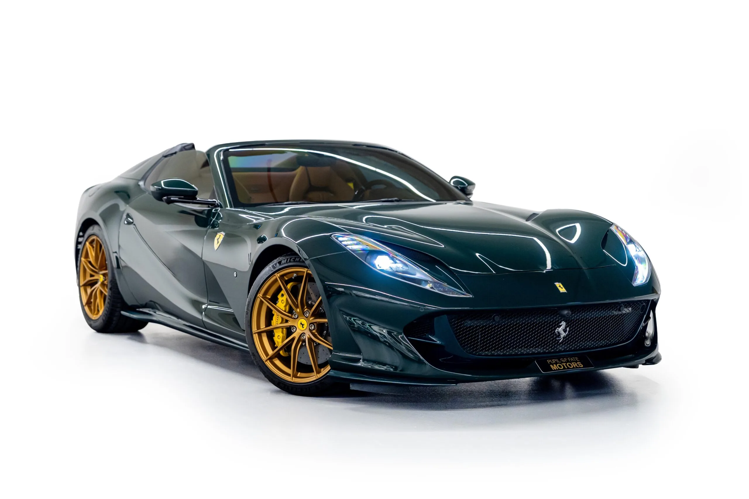 2023 Ferrari 812 GTS proposée par un concessionnaire spécialisé à Dubaï, Émirats arabes unis, photo principale