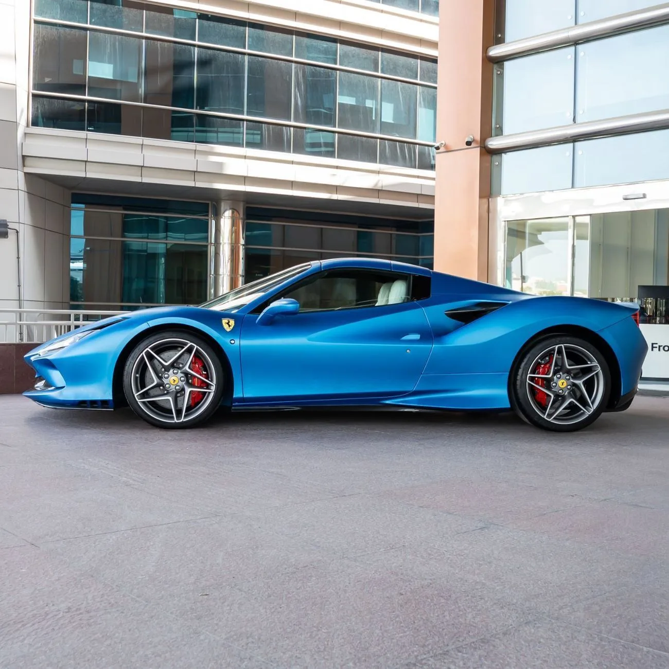 2023 Ferrari F8 Spider angeboten von einem Fachhändler in Dubai, Vereinigte Arabische Emirate, Foto 7 von 17
