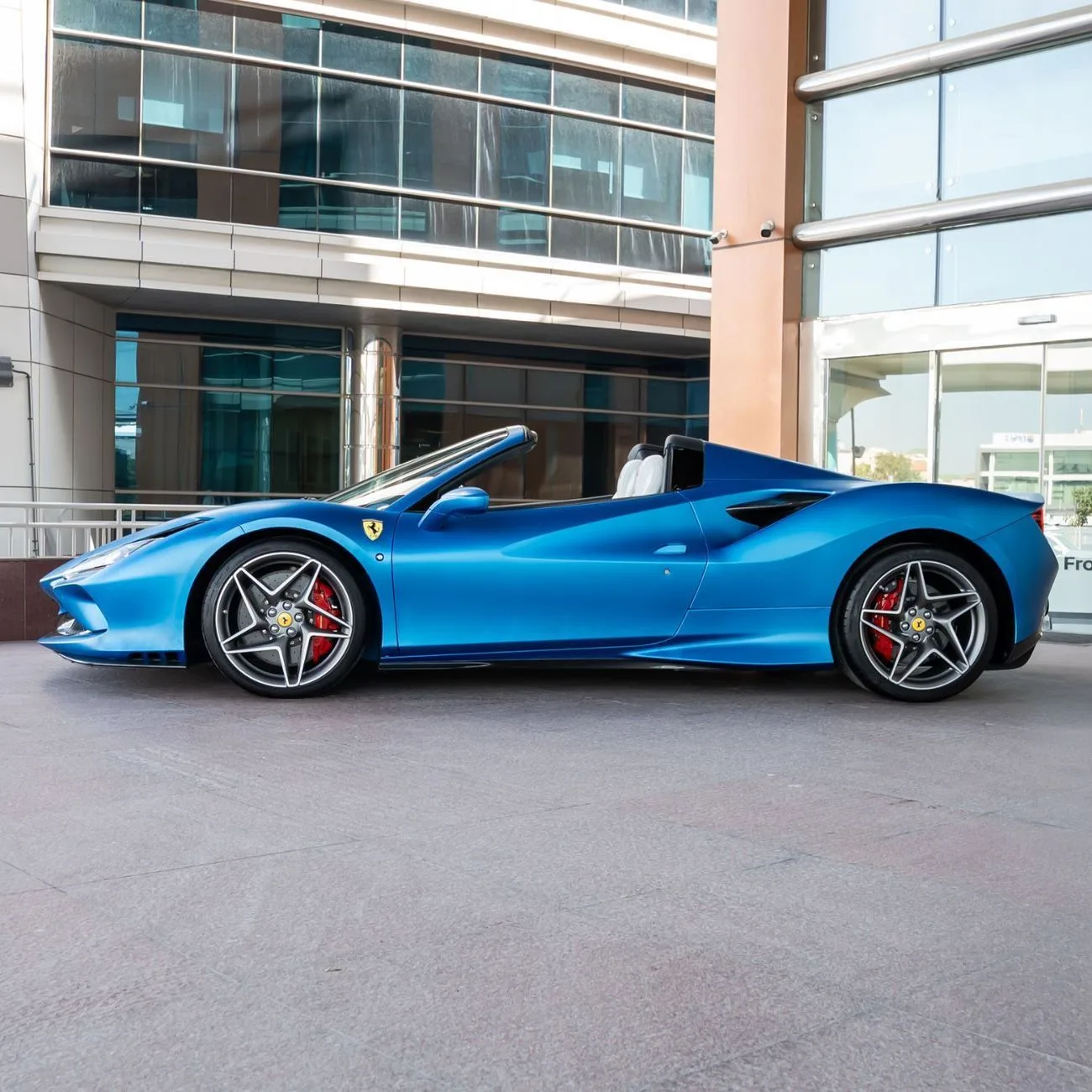 2023 Ferrari F8 Spider angeboten von einem Fachhändler in Dubai, Vereinigte Arabische Emirate, Foto 8 von 17