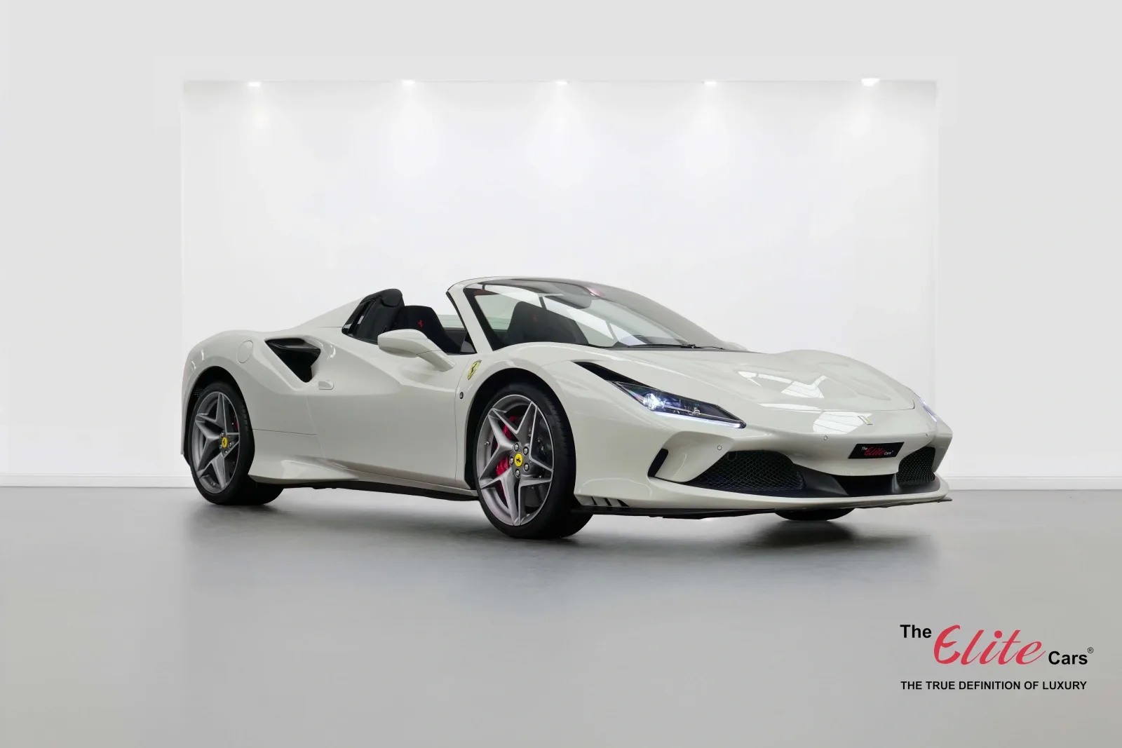 2023 Ferrari F8 Spider en un concesionario especializado de Dubái, Emiratos Árabes Unidos, foto principal