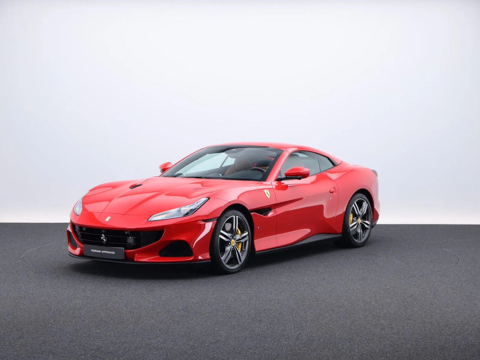2023 Ferrari Portofino M en un concesionario especializado de Fráncfort del Meno, Alemania, foto principal