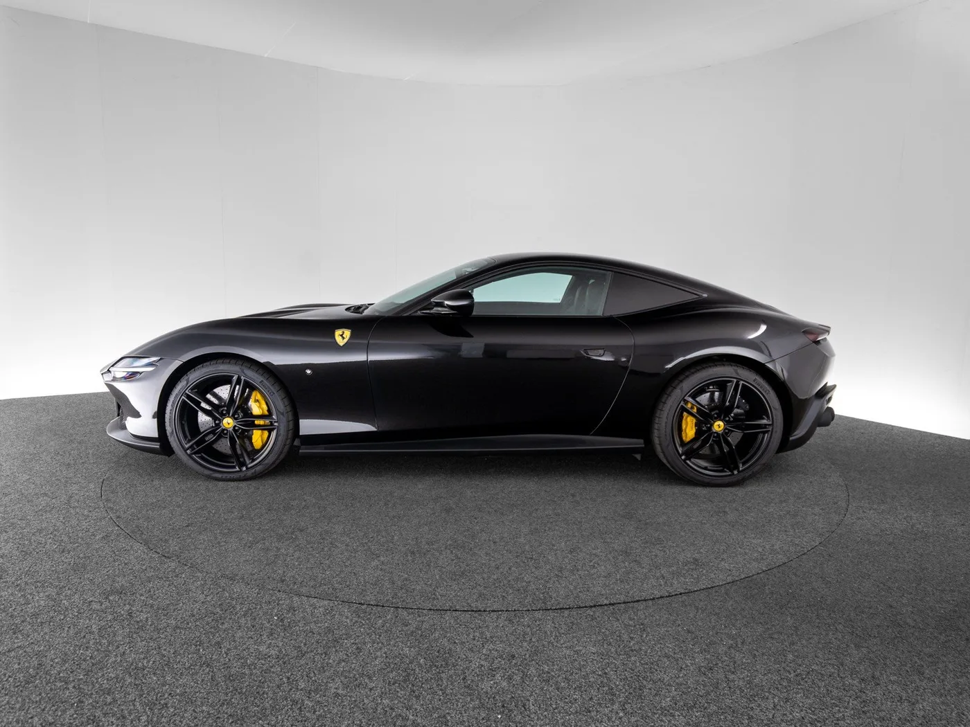 2023 Ferrari Roma offered by a specialist dealer in Singen, Germany, photo 2 of 15