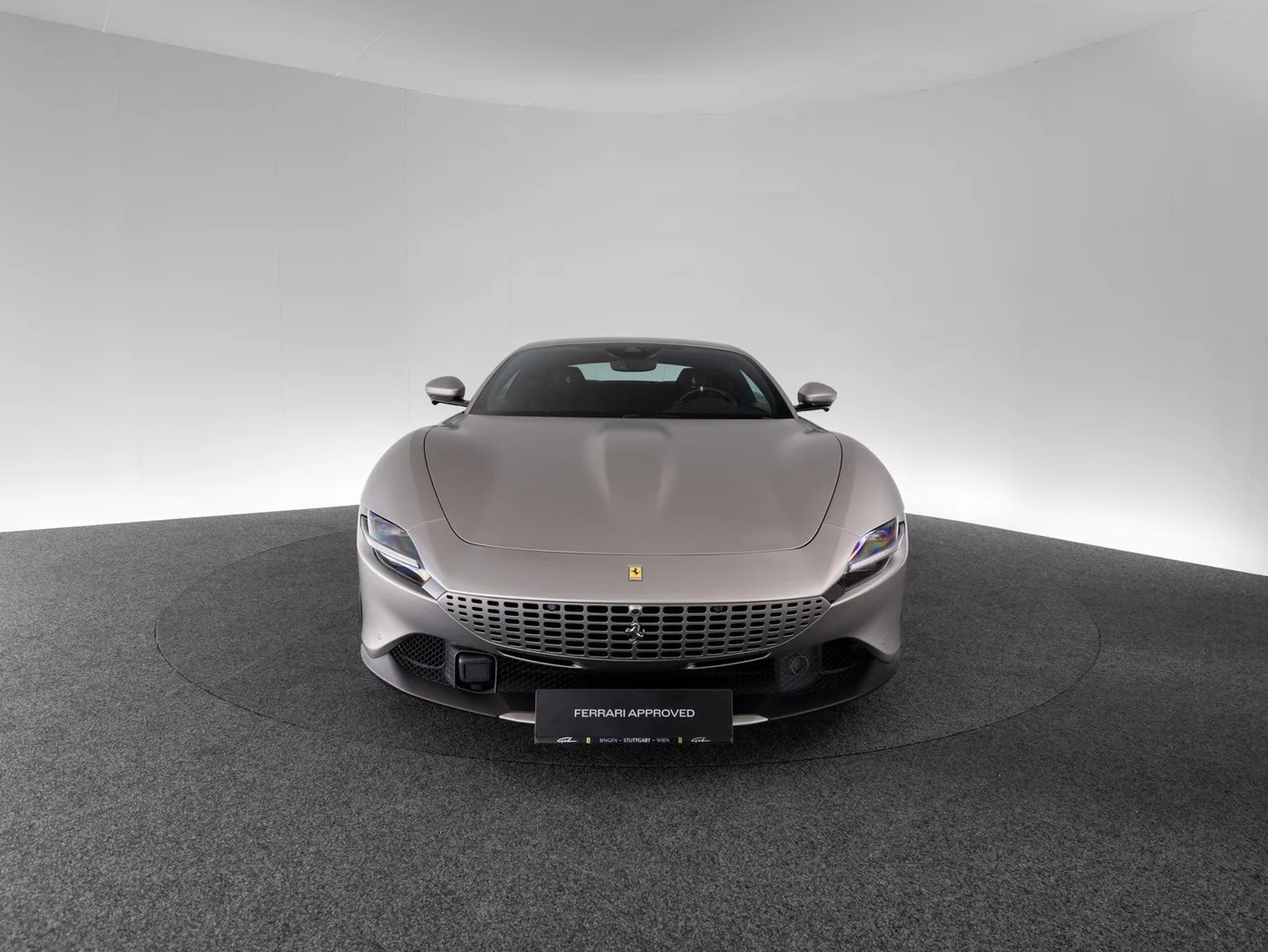 2023 Ferrari Roma offered by a specialist dealer in Singen, Germany, photo 2 of 15