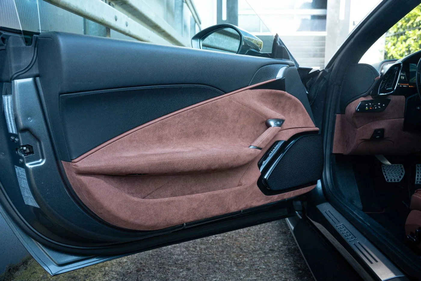 2023 Ferrari Roma offered by a supercar dealer in Gronau, Germany, photo 17 of 25
