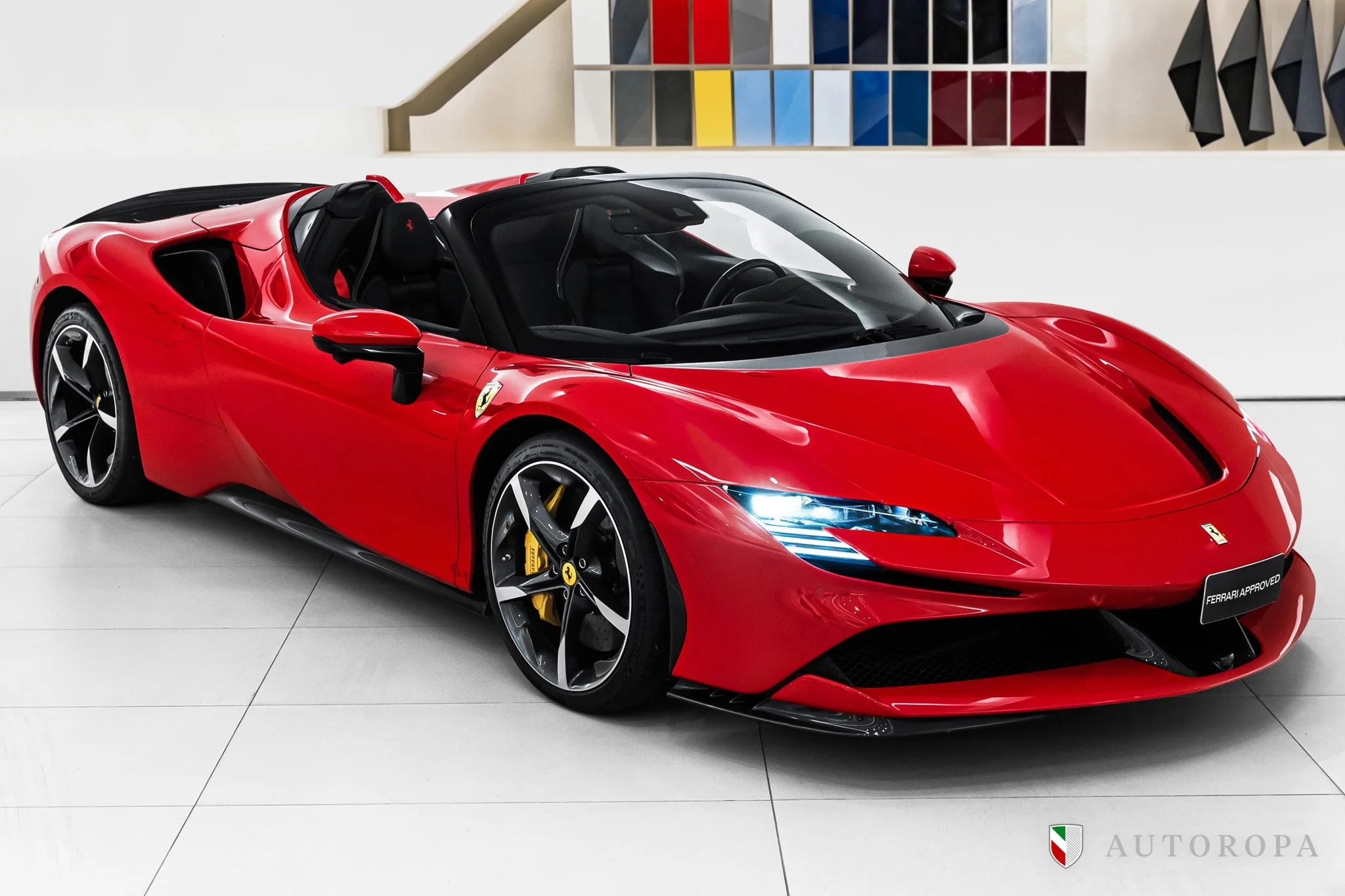 2023 Ferrari SF90 Spider proposée par un concessionnaire agréé Ferrari et Maserati à Stockholm, Suède, photo principale