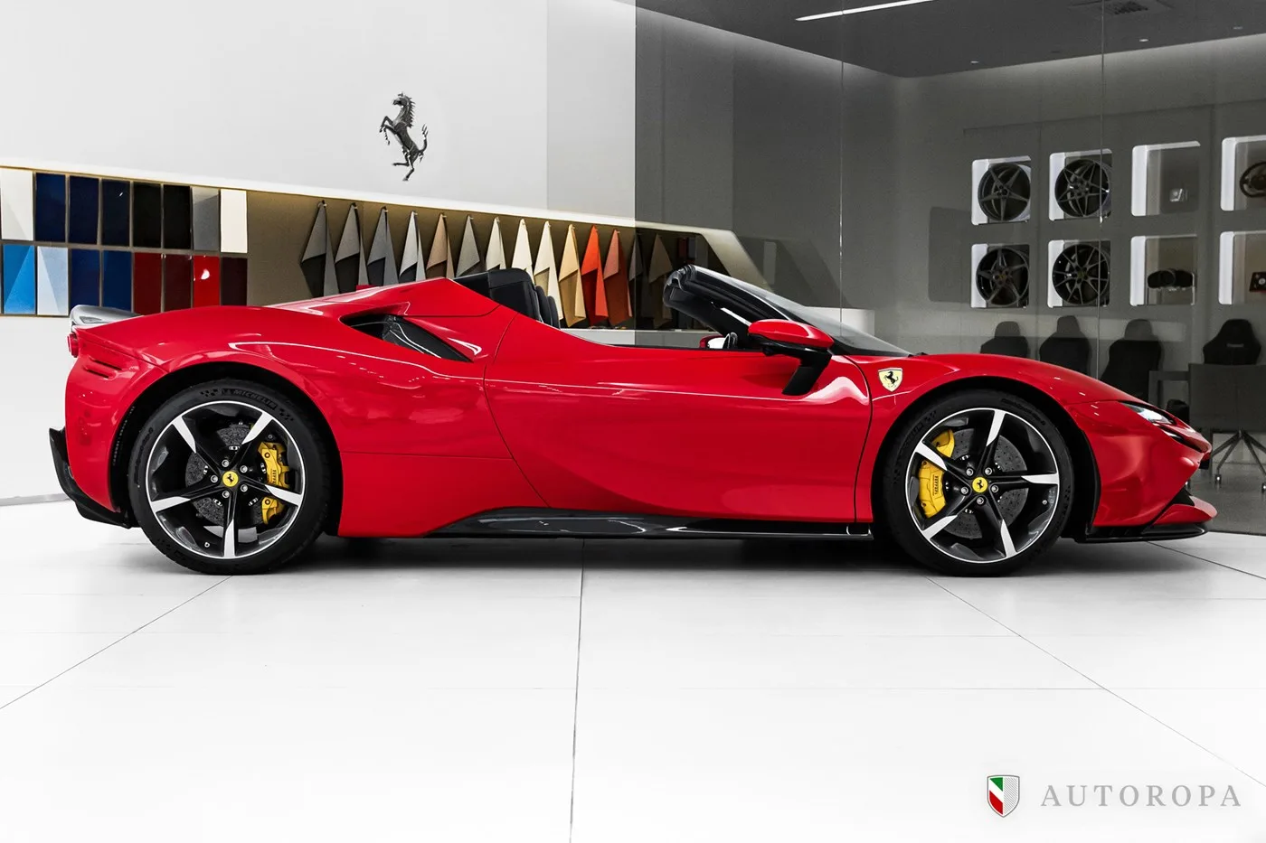 2023 Ferrari SF90 Spider proposée par un concessionnaire agréé Ferrari et Maserati à Stockholm, Suède, photo 3 sur 9