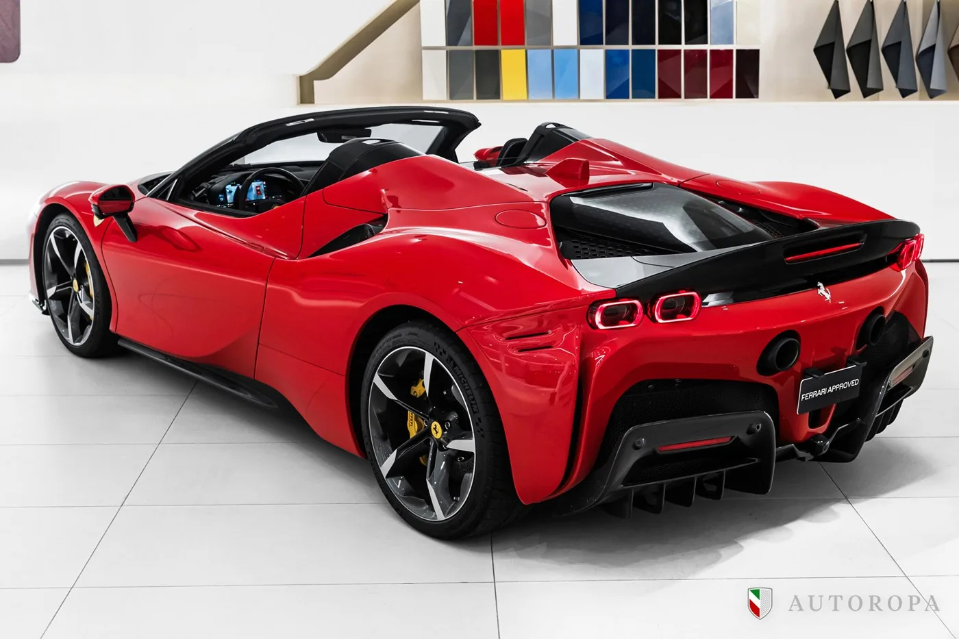2023 Ferrari SF90 Spider proposée par un concessionnaire agréé Ferrari et Maserati à Stockholm, Suède, photo 4 sur 9