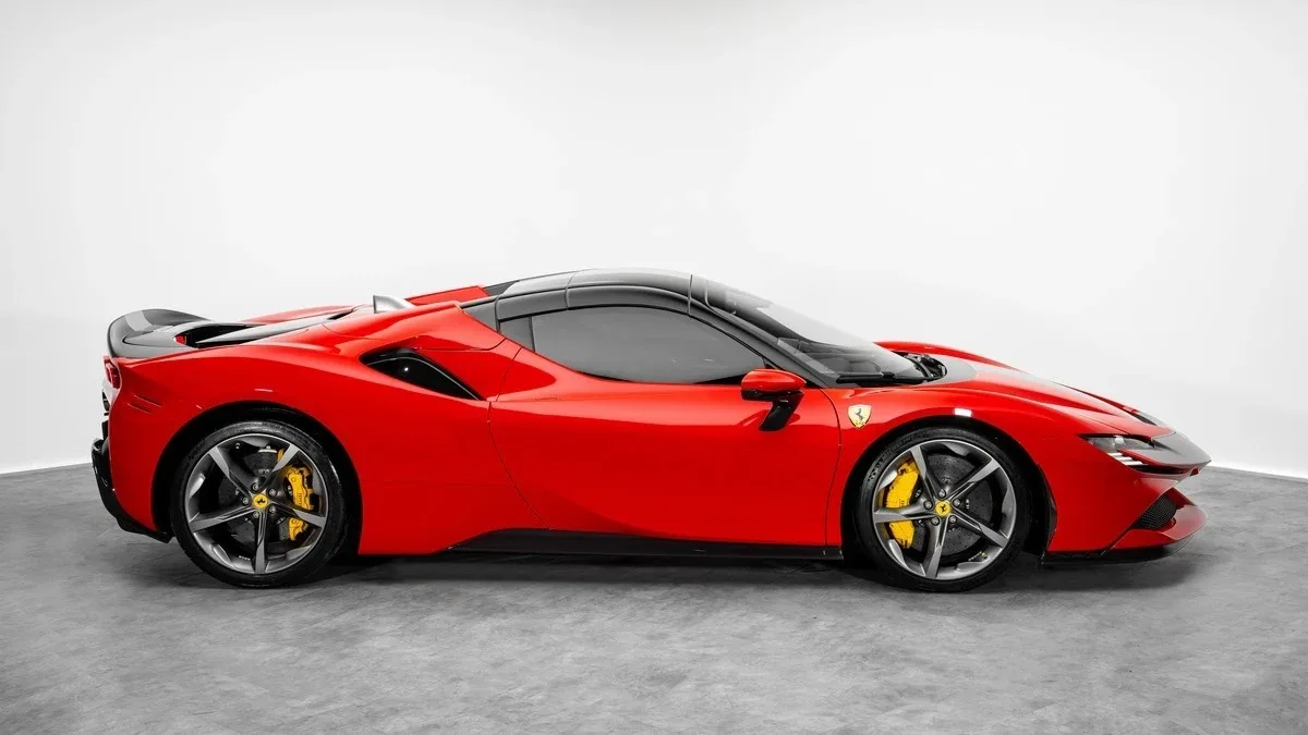 2023 Ferrari SF90 Spider Assetto Fiorano proposée par un concessionnaire spécialisé à Dubai, Émirats arabes unis, photo 5 sur 25