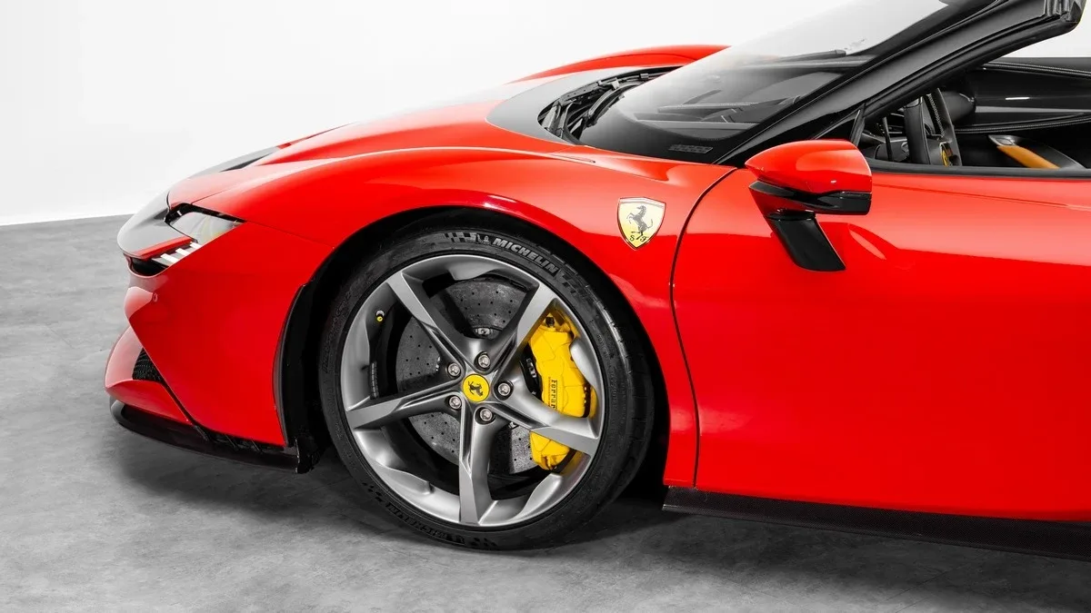 2023 Ferrari SF90 Spider Assetto Fiorano proposée par un concessionnaire spécialisé à Dubai, Émirats arabes unis, photo 6 sur 25