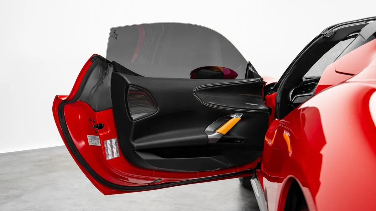 2023 Ferrari SF90 Spider Assetto Fiorano proposée par un concessionnaire spécialisé à Dubai, Émirats arabes unis, photo 8 sur 25