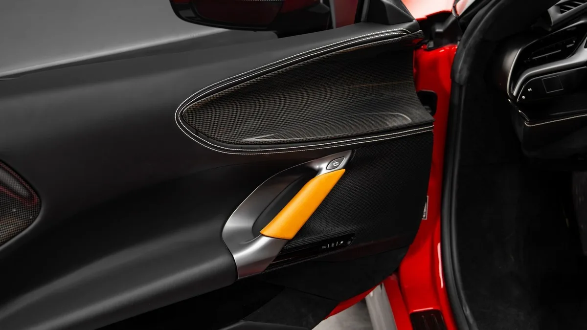 2023 Ferrari SF90 Spider Assetto Fiorano proposée par un concessionnaire spécialisé à Dubai, Émirats arabes unis, photo 9 sur 25