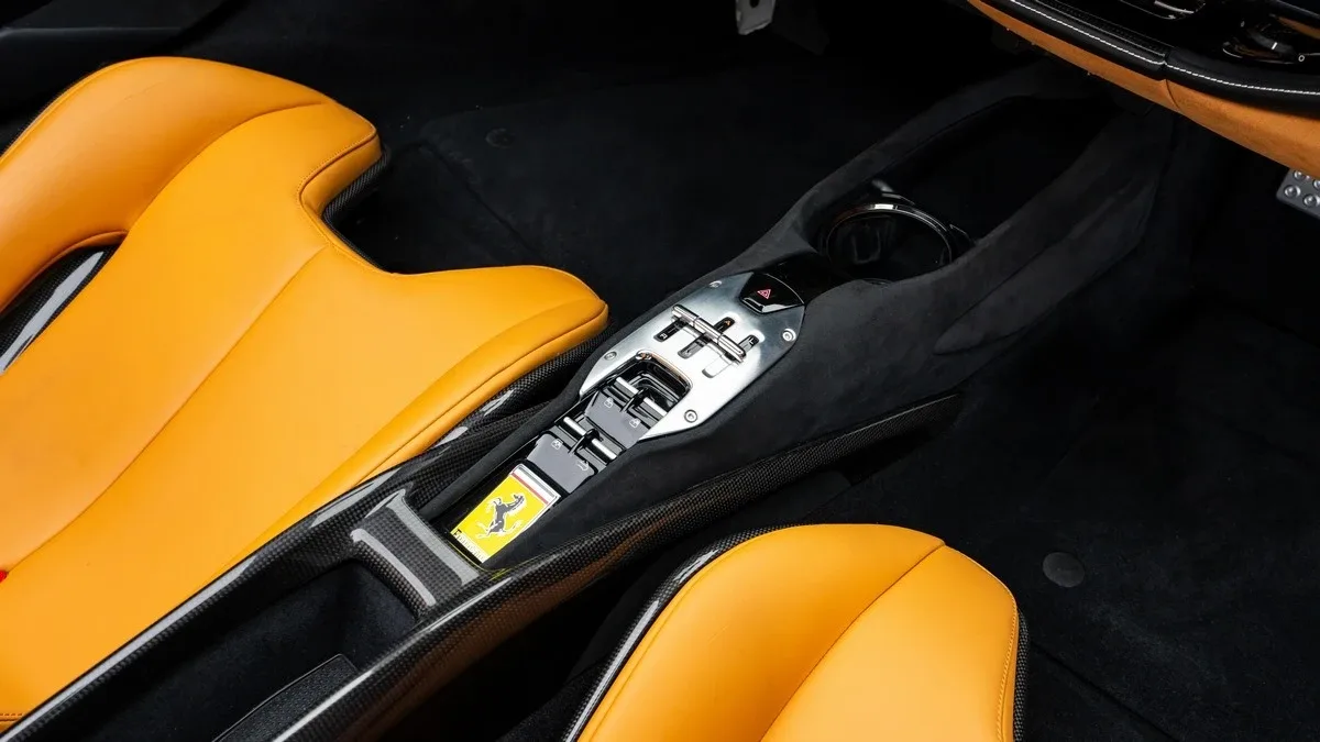2023 Ferrari SF90 Spider Assetto Fiorano proposée par un concessionnaire spécialisé à Dubai, Émirats arabes unis, photo 16 sur 25