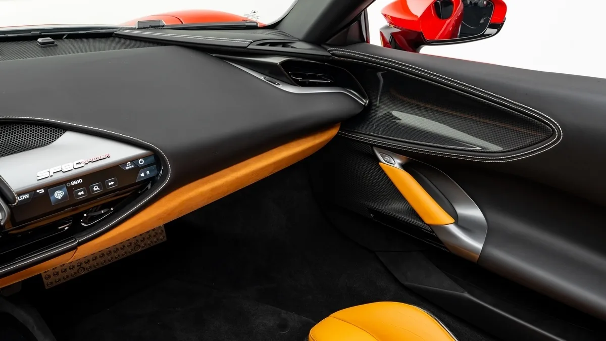 2023 Ferrari SF90 Spider Assetto Fiorano proposée par un concessionnaire spécialisé à Dubai, Émirats arabes unis, photo 18 sur 25