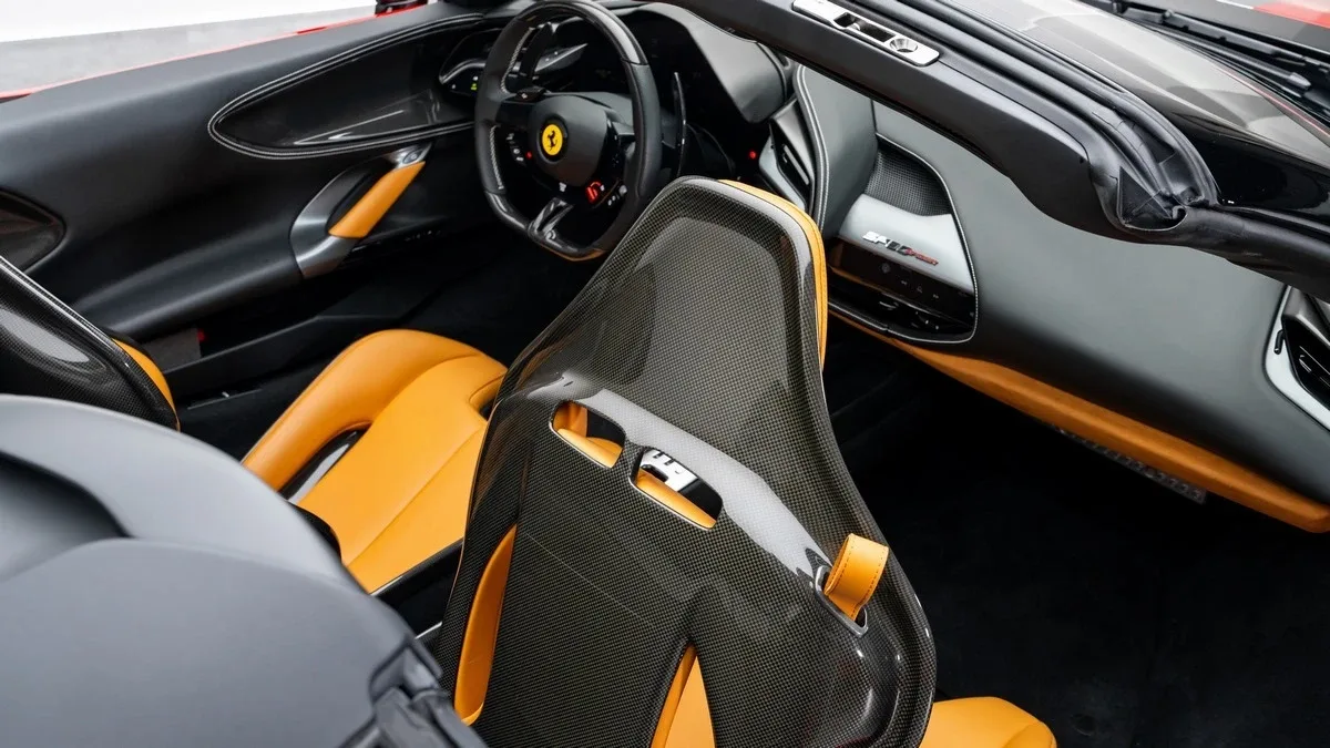 2023 Ferrari SF90 Spider Assetto Fiorano proposée par un concessionnaire spécialisé à Dubai, Émirats arabes unis, photo 21 sur 25