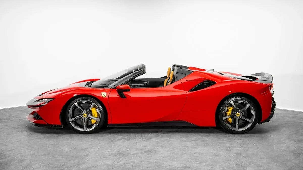2023 Ferrari SF90 Spider Assetto Fiorano proposée par un concessionnaire spécialisé à Dubai, Émirats arabes unis, photo 22 sur 25