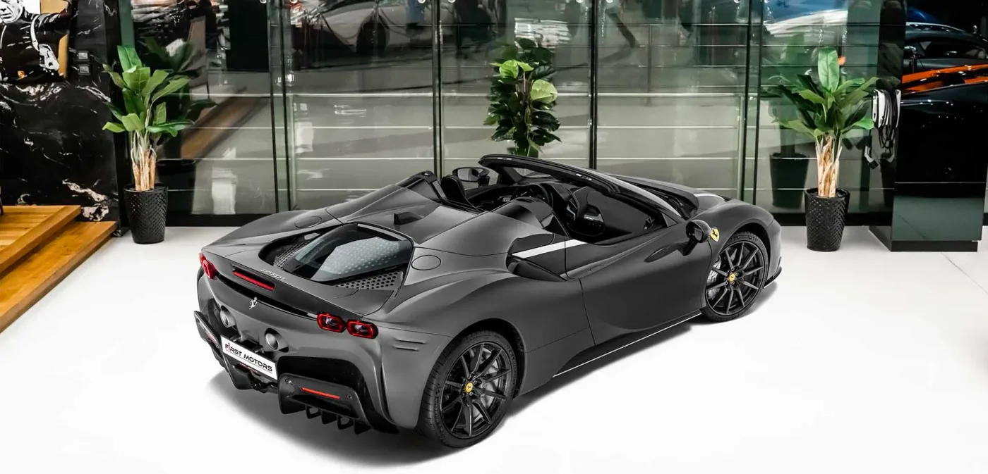 2023 Ferrari SF90 Spider Assetto Fiorano proposée par un concessionnaire spécialisé à Dubai, Émirats arabes unis, vue extérieure 2