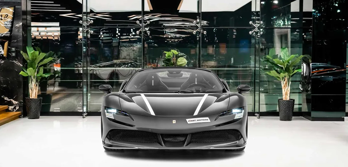 2023 Ferrari SF90 Spider Assetto Fiorano proposée par un concessionnaire spécialisé à Dubai, Émirats arabes unis, vue extérieure 3