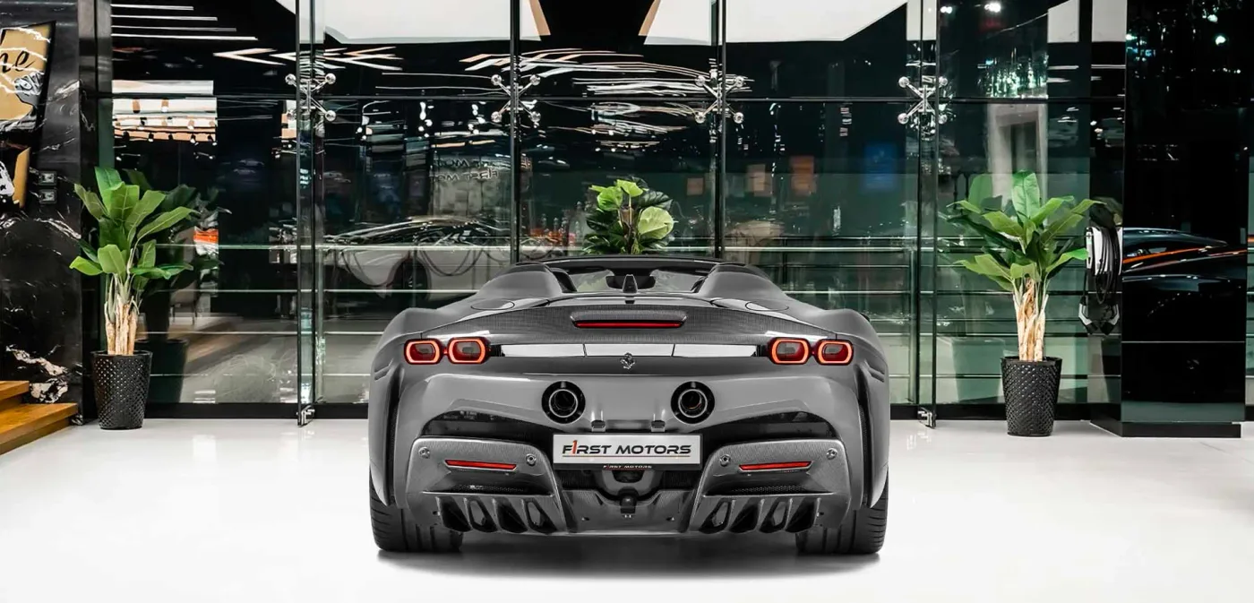 2023 Ferrari SF90 Spider Assetto Fiorano proposée par un concessionnaire spécialisé à Dubai, Émirats arabes unis, vue extérieure 4