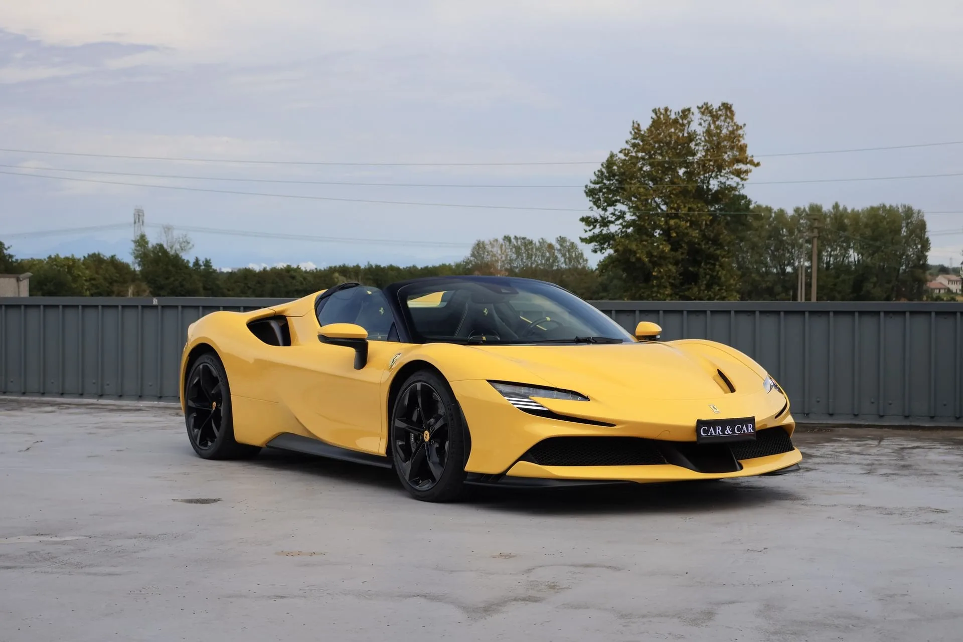 2023 Ferrari SF90 Spider angeboten von einem Fachhändler in Zibido San Giacomo, Italien, Hauptfoto