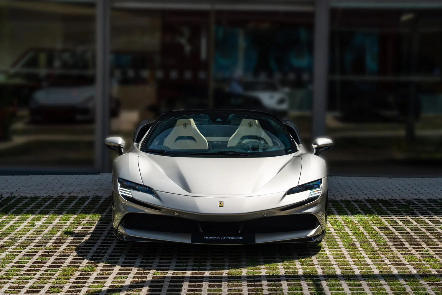 2023 Ferrari SF90 Spider proposée par un concessionnaire spécialisé à San Pedro Alcántara, Espagne, photo principale