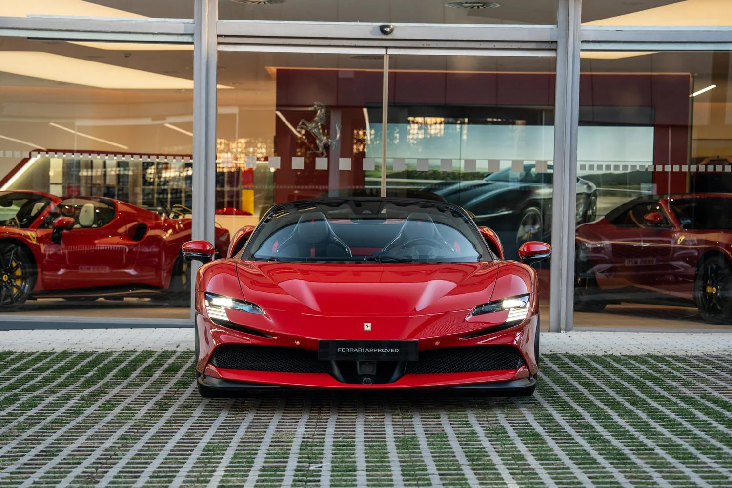2023 Ferrari SF90 Spider angeboten von einem Fachhändler in San Pedro Alcántara, Spanien, Hauptfoto