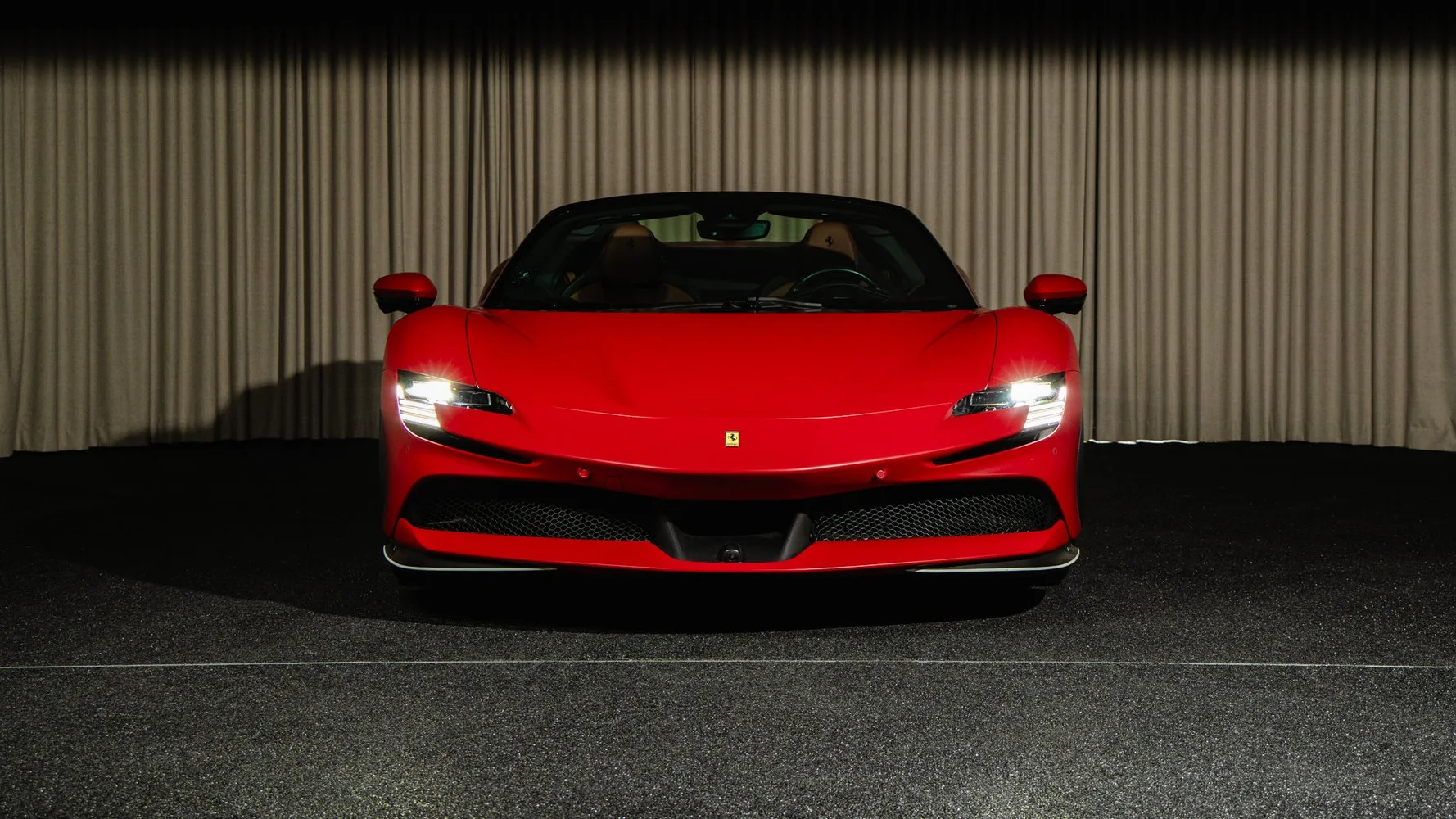 2023 Ferrari SF90 Spider proposée par un concessionnaire spécialisé à Kongens Lyngby, Danemark, photo principale