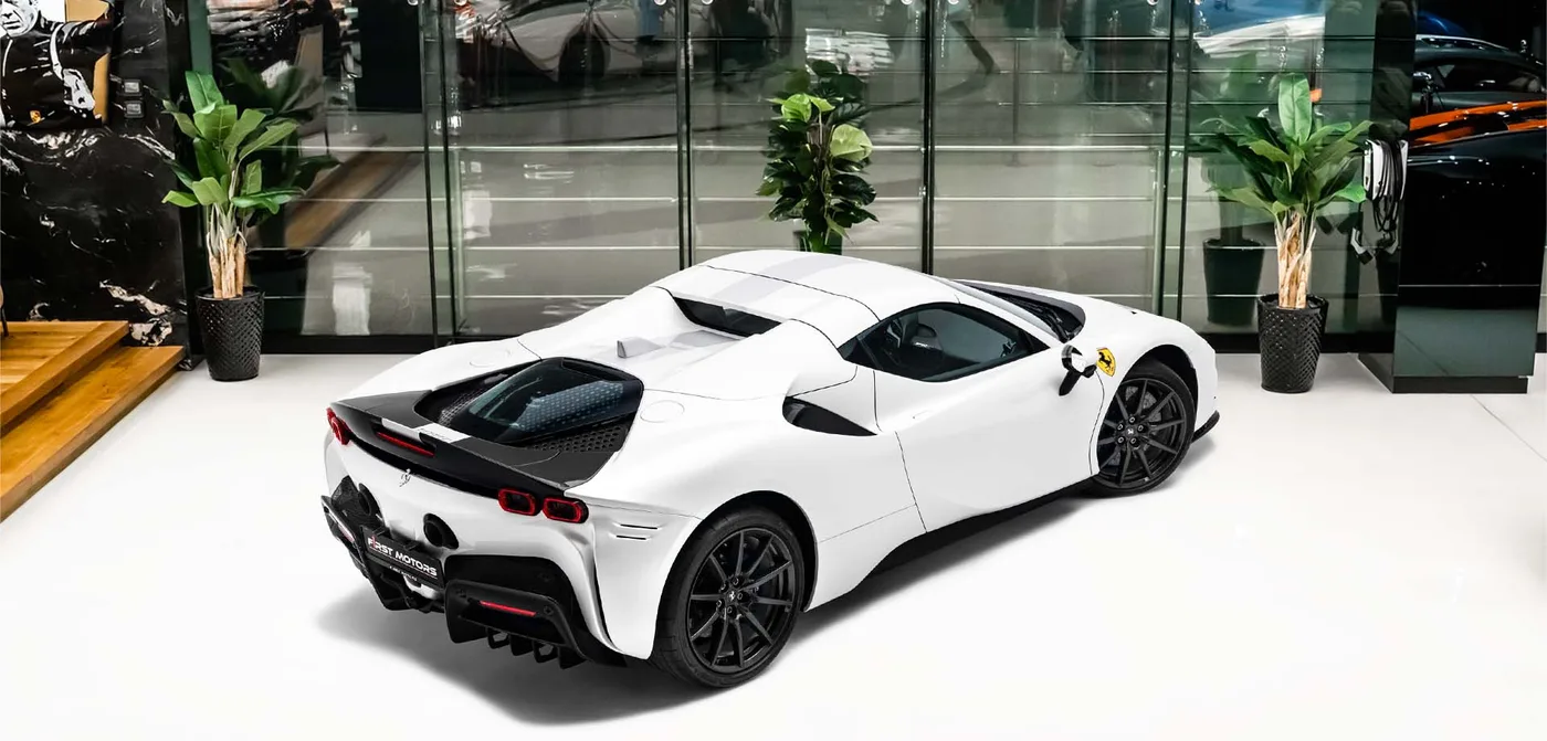 2023 Ferrari SF90 Spider proposée par un concessionnaire spécialisé à Dubai, Émirats arabes unis, vue extérieure 2