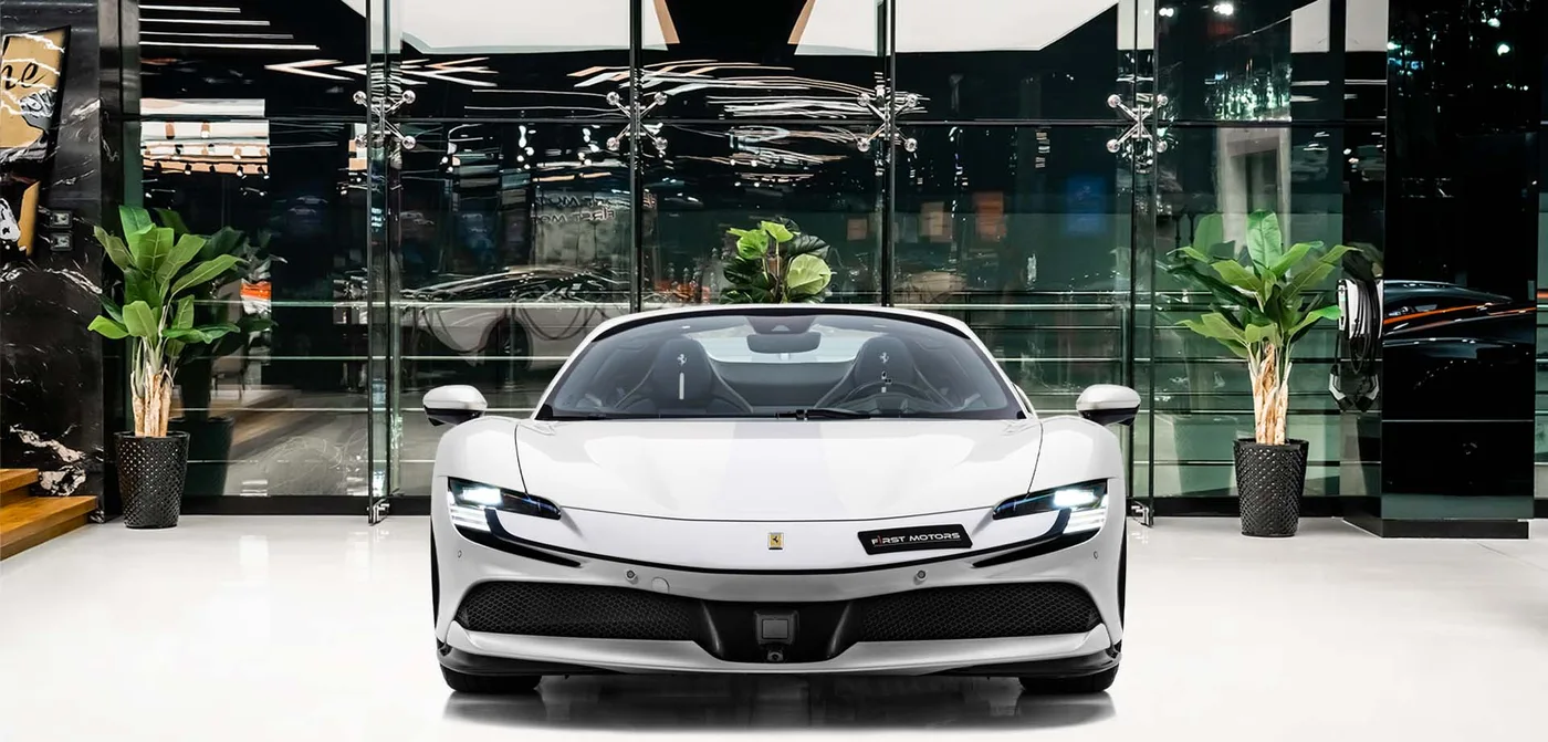 2023 Ferrari SF90 Spider proposée par un concessionnaire spécialisé à Dubai, Émirats arabes unis, vue extérieure 3