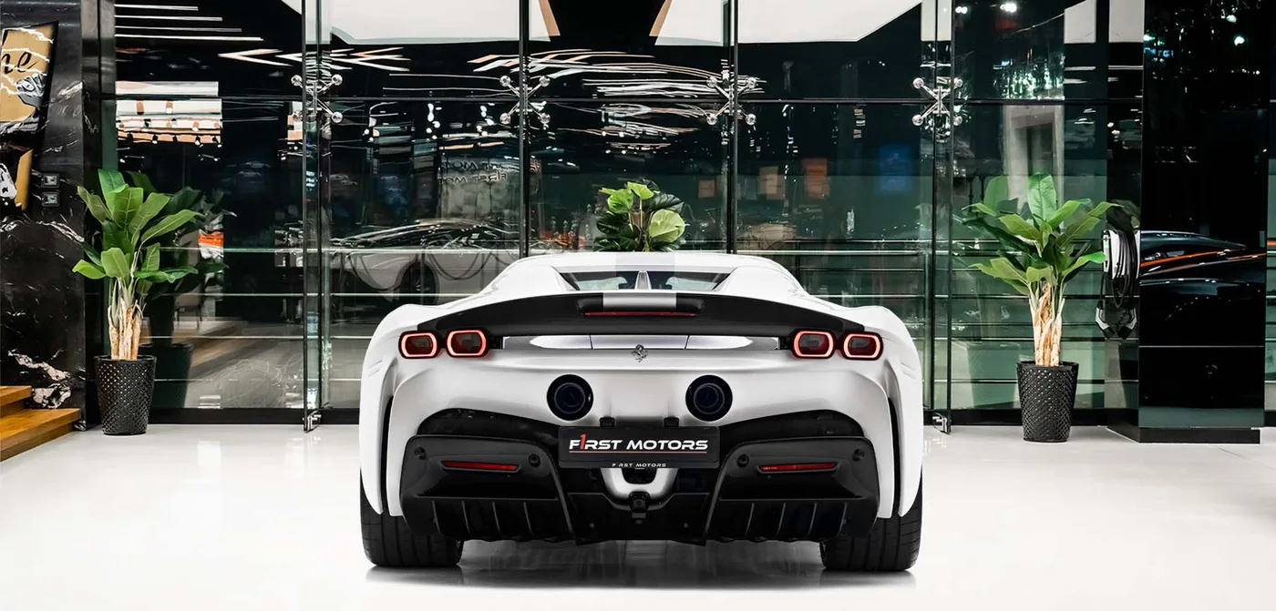 2023 Ferrari SF90 Spider proposée par un concessionnaire spécialisé à Dubai, Émirats arabes unis, vue extérieure 4