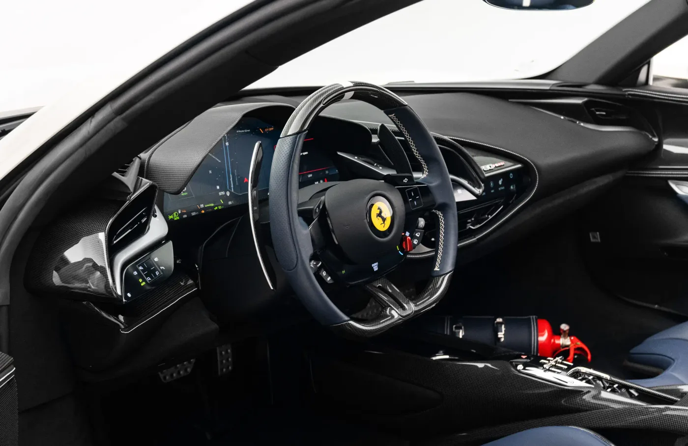 2023 Ferrari SF90 Spider proposée par un concessionnaire spécialisé à Dubai, Émirats arabes unis, photo 5 sur 10
