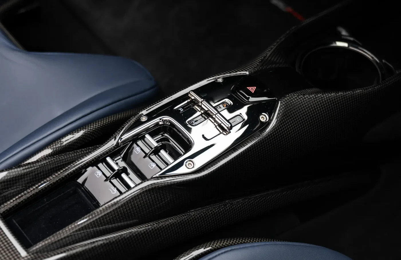 2023 Ferrari SF90 Spider proposée par un concessionnaire spécialisé à Dubai, Émirats arabes unis, photo 9 sur 10