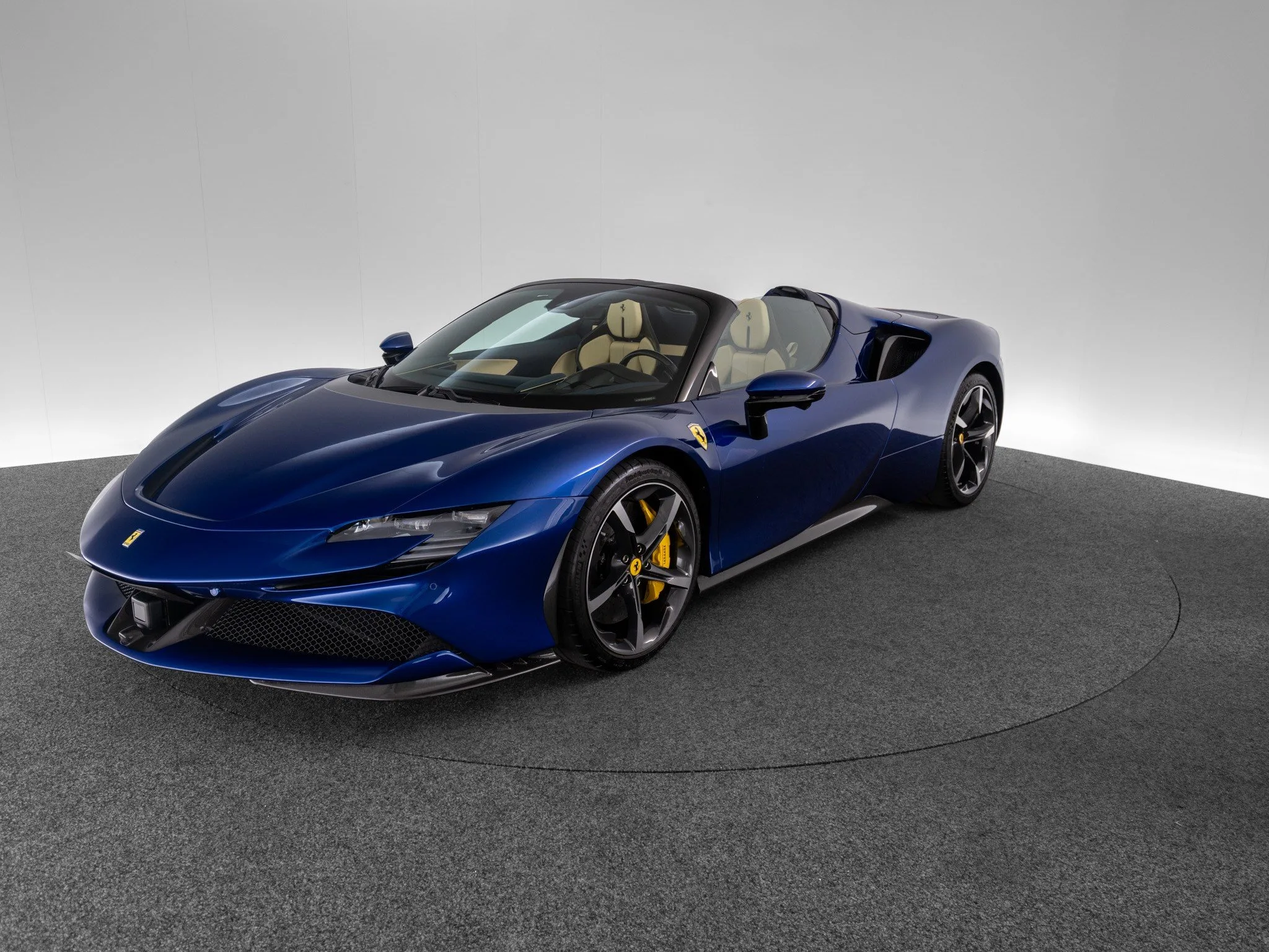 2023 Ferrari SF90 Spider angeboten von einem Fachhändler in Singen, Deutschland, Hauptfoto