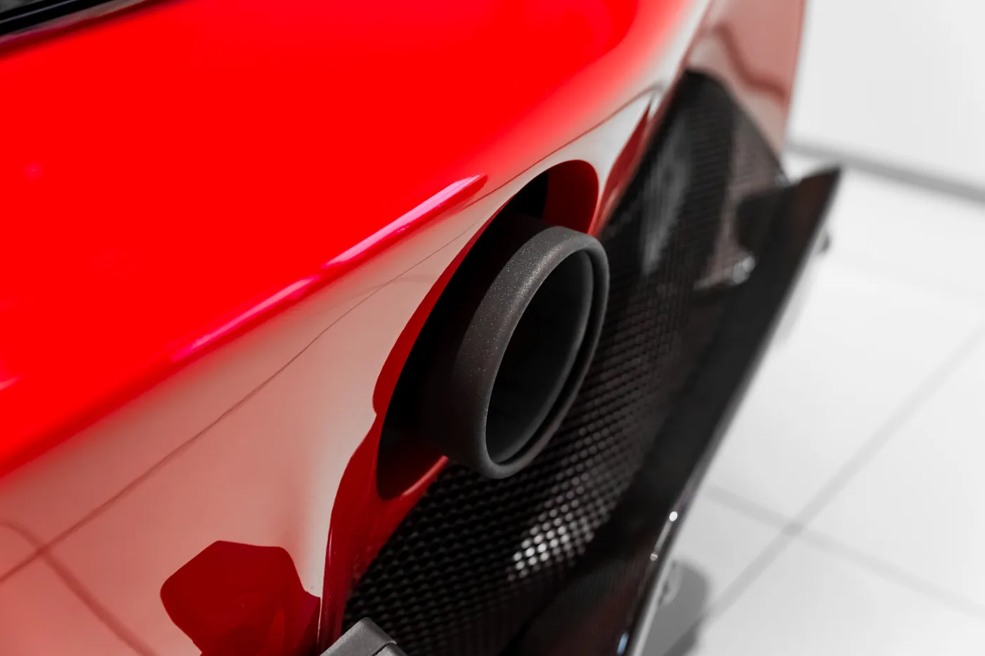 2023 Ferrari SF90 Spider offered by a specialist dealer in Hengelo, Netherlands, photo 9 of 15